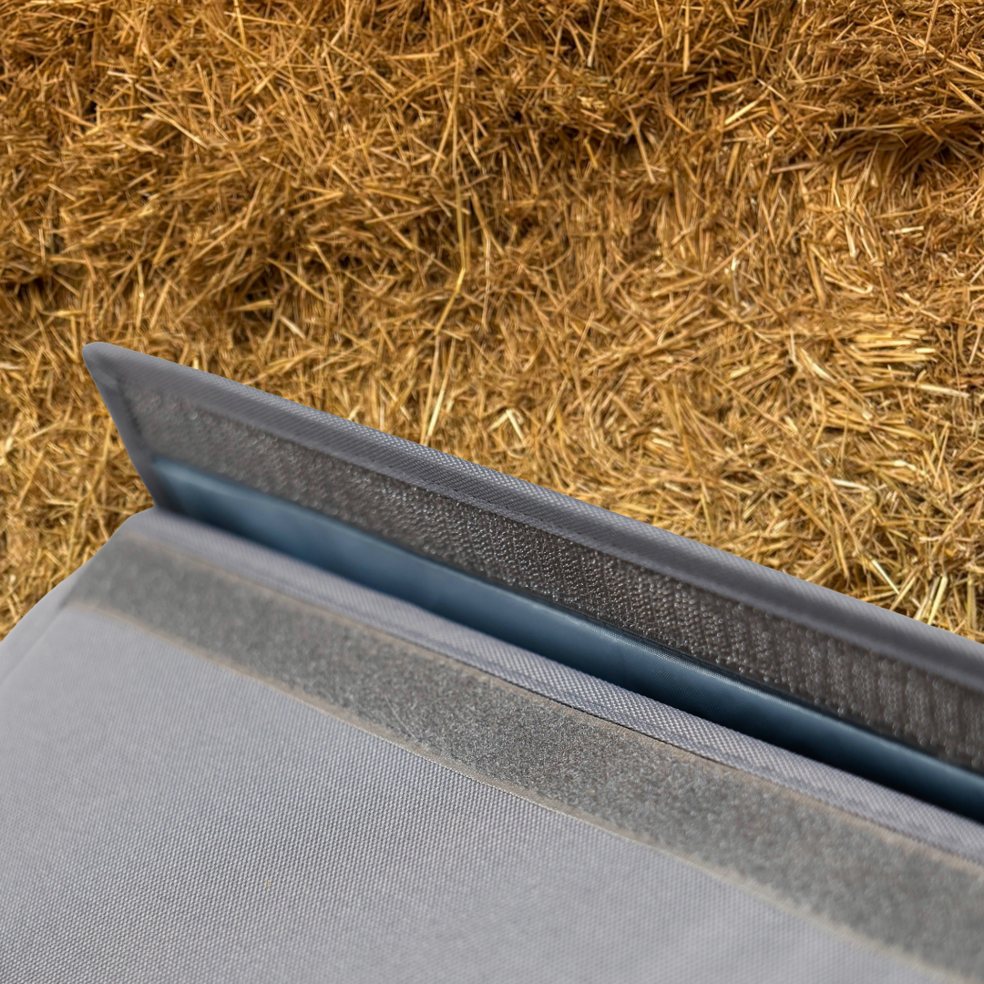 Detailaufnahme des Klettverschlusses an der ROSS KANI Schabracken-Aufbewahrungsbox – stabiler Klett für sicheres Verschließen und Schutz vor Staub im Stall.