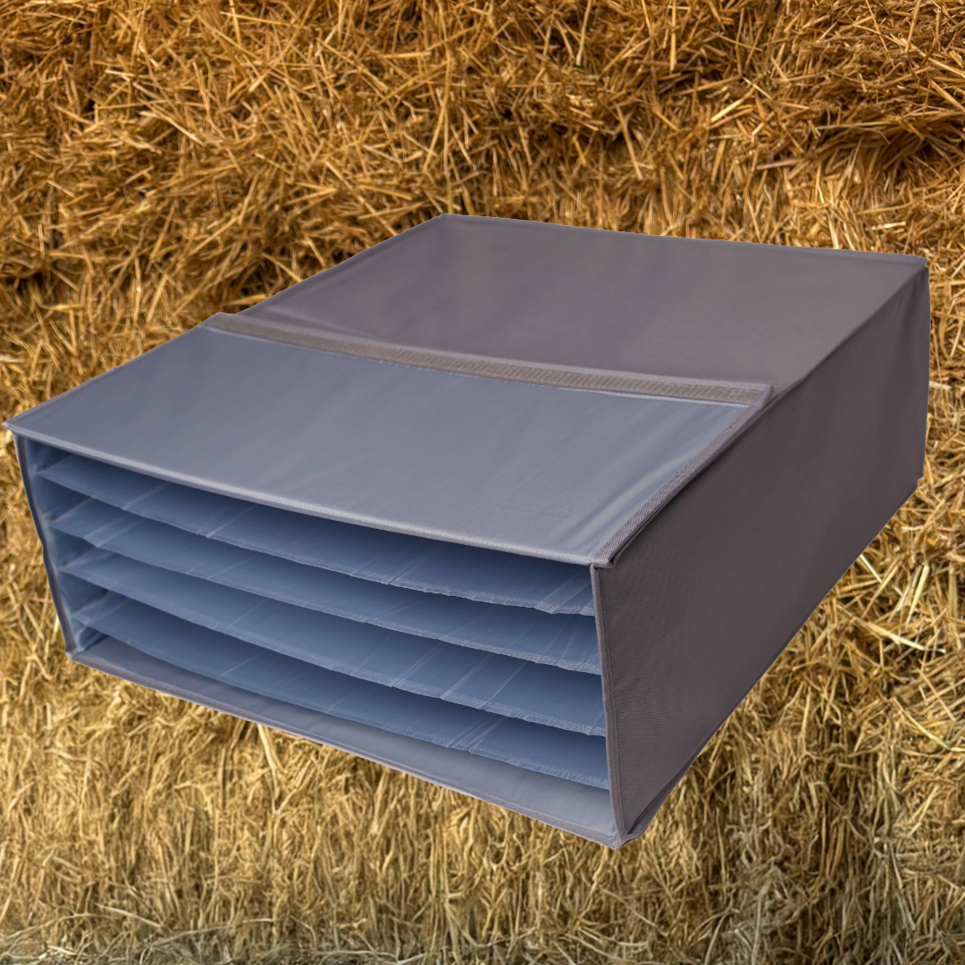 ROSS KANI Aufbewahrungsbox für Schabracken mit fünf separaten Fächern, grau, aus robustem Textil – geöffnet dargestellt vor Stroh im Stall.