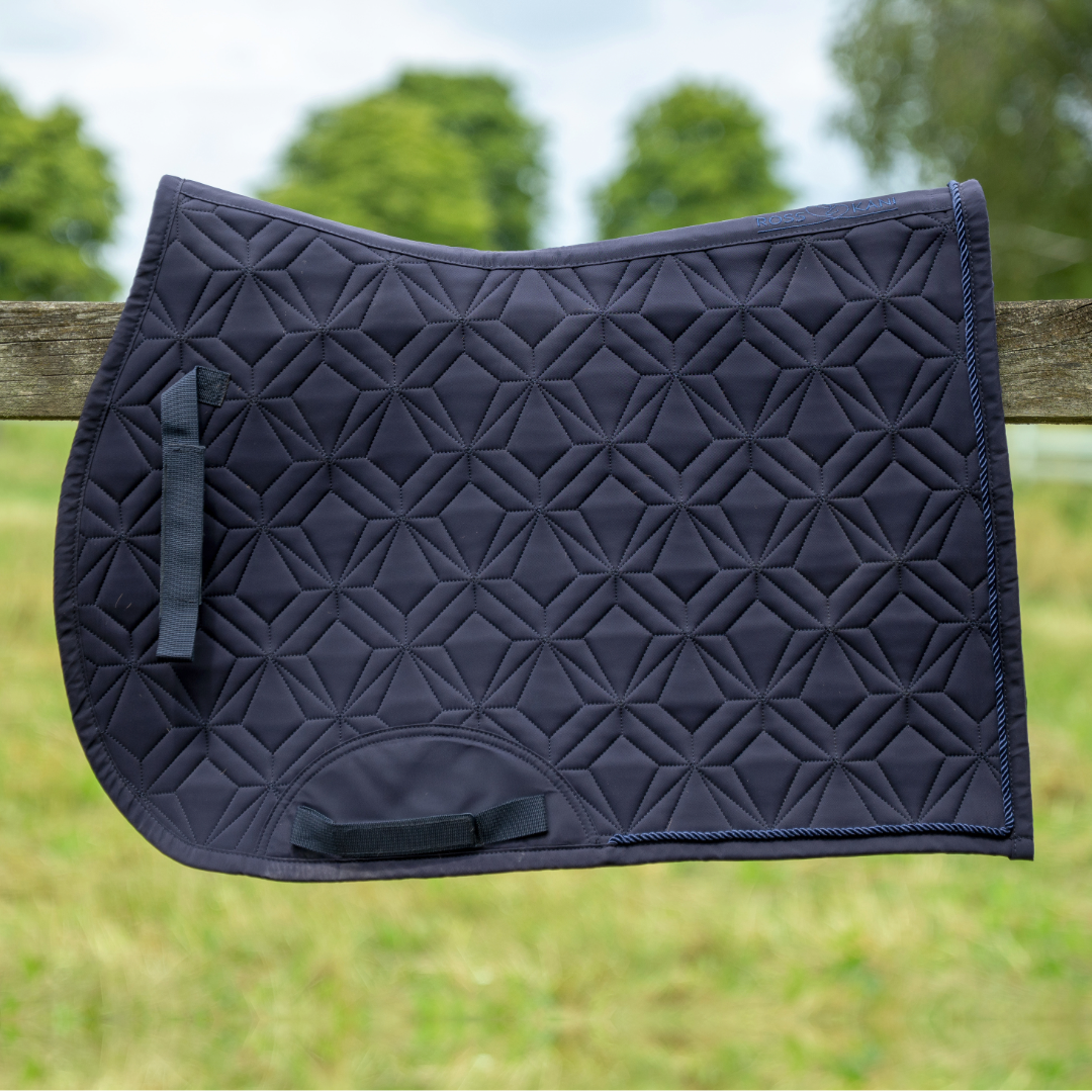 Dunkelblaue ROSS KANI Classic Spring-Schabracke mit geometrischer Diamant-Steppung und Kordel-Einfassung