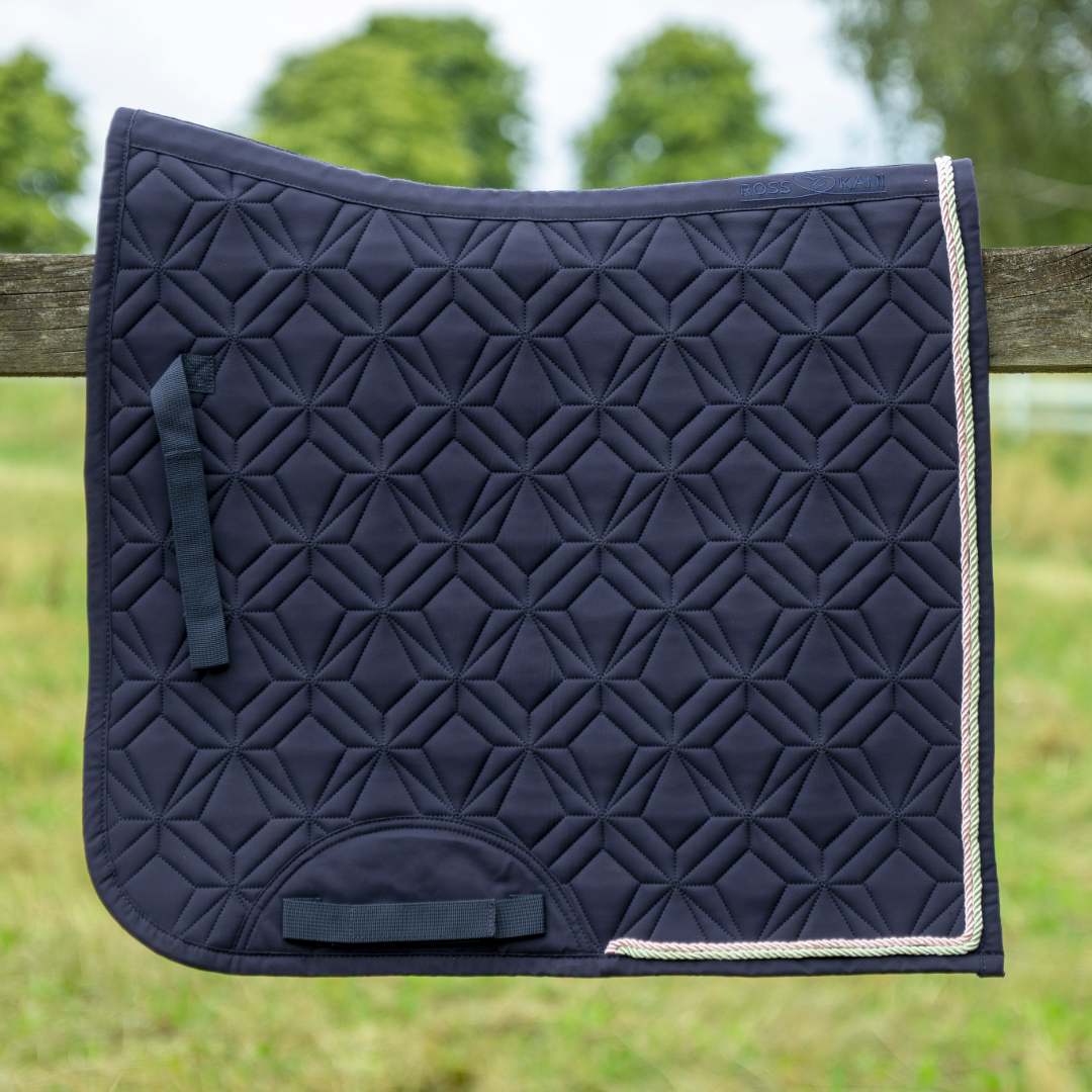 Dunkelblaue ROSS KANI ClassicDressur-Schabracke mit geometrischer Diamant-Steppung und zweifarbiger Kordel-Einfassung