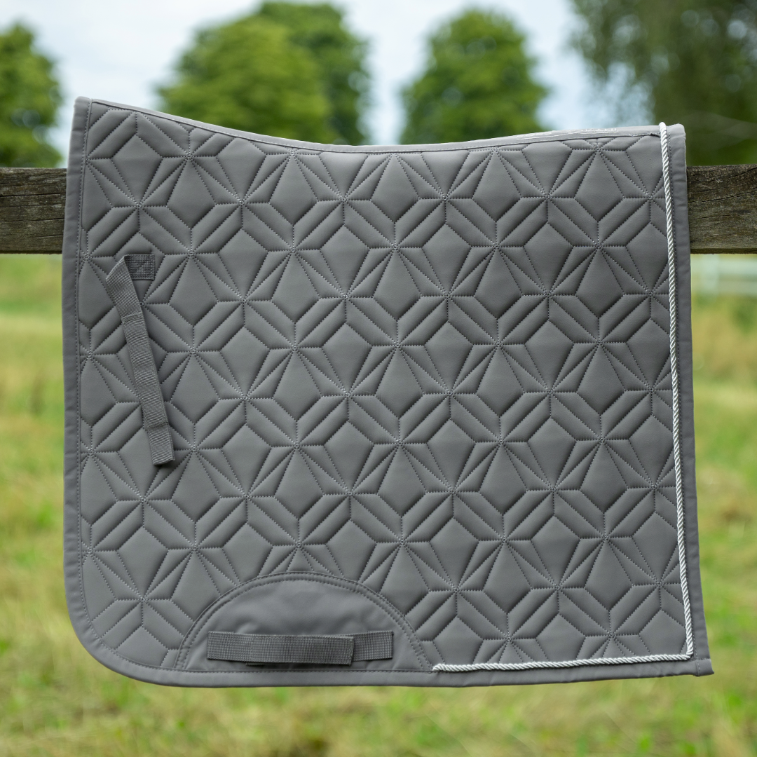 Graue ROSS KANI Classic Dressurschabracke mit Diamant-Steppung und silberner Kordel