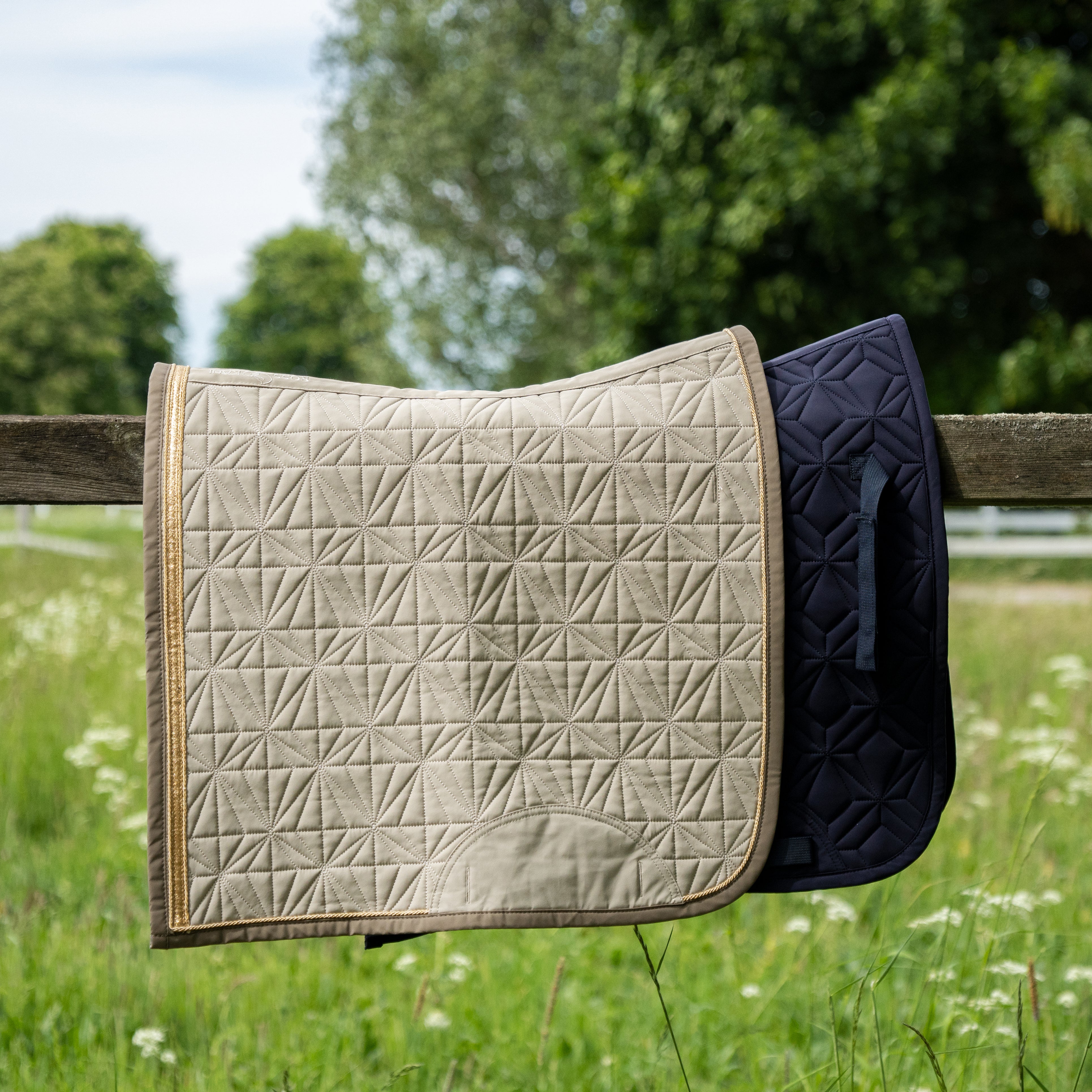 Blaue Dressur-Schabracke und Dressur Cover beige von ROSS KANI in Seitenansicht – passendes Set für jeden Ritt.