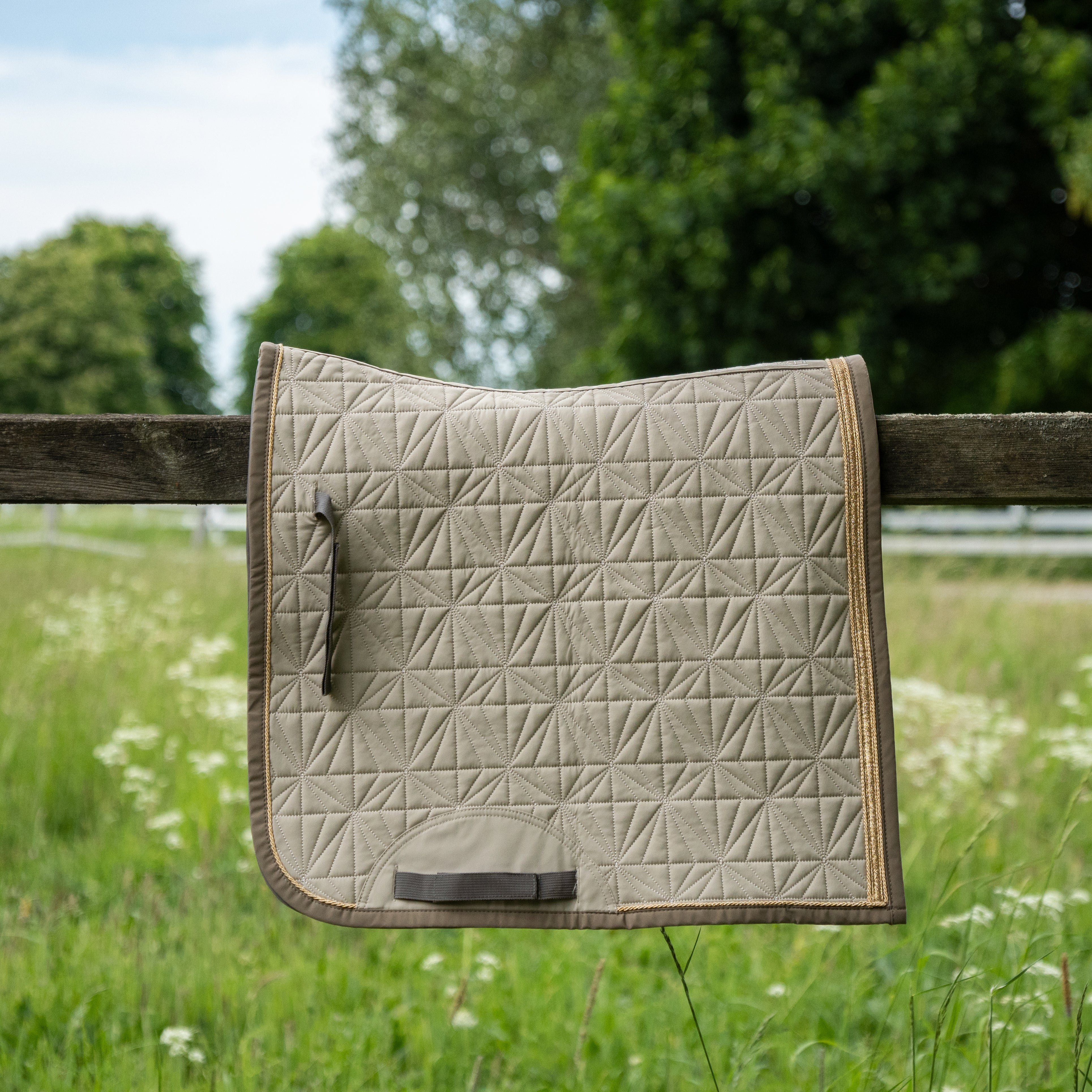 Beiges ROSS KANI Dressur-Cover in Seitenansicht – einzigartige Steppung und perfekte Passform.