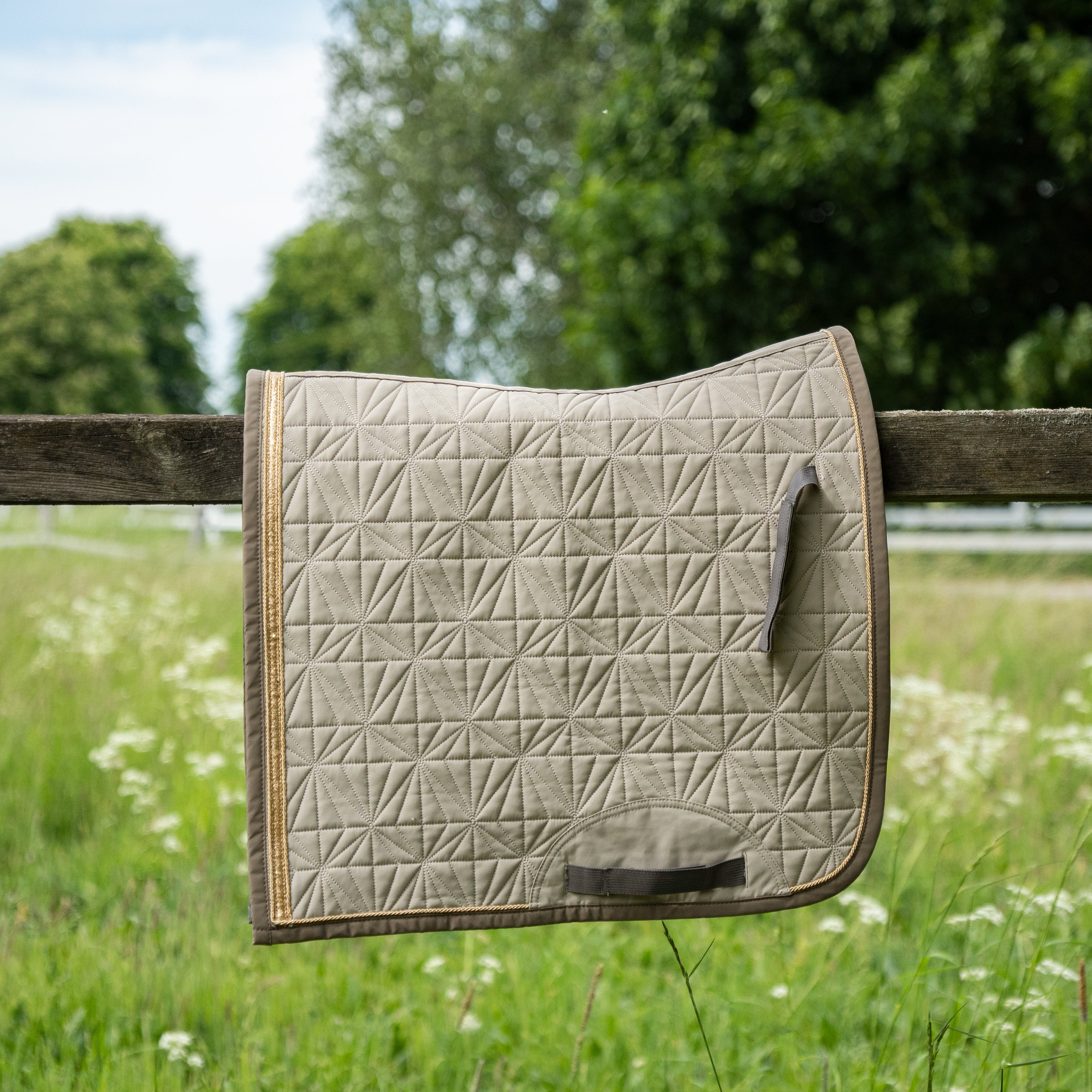 Beiges Dressur Schabracken-Cover von ROSS KANI in Seitenansicht – elegante Steppung und anatomische Passform.