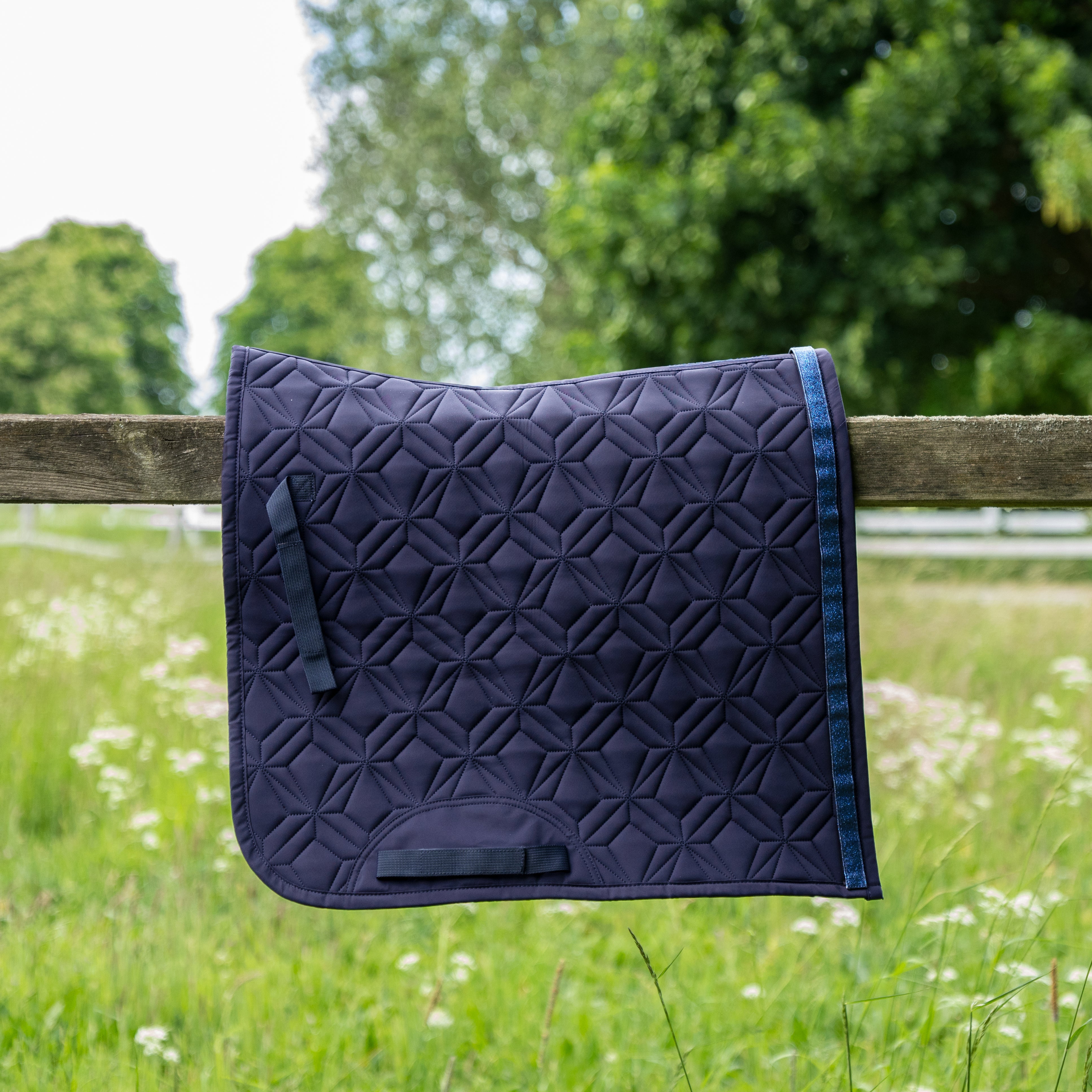 Blaue ROSS KANI Dressurschabracke in Seitenansicht – einzigartige Steppung und perfekte Passform.