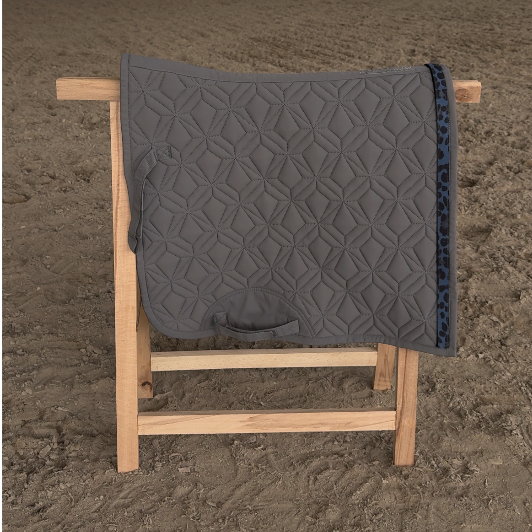 Graue ROSS KANI Dressur-Schabracke mit Diamant Steppung und austauschbarem Klettband in blauem Leomuster