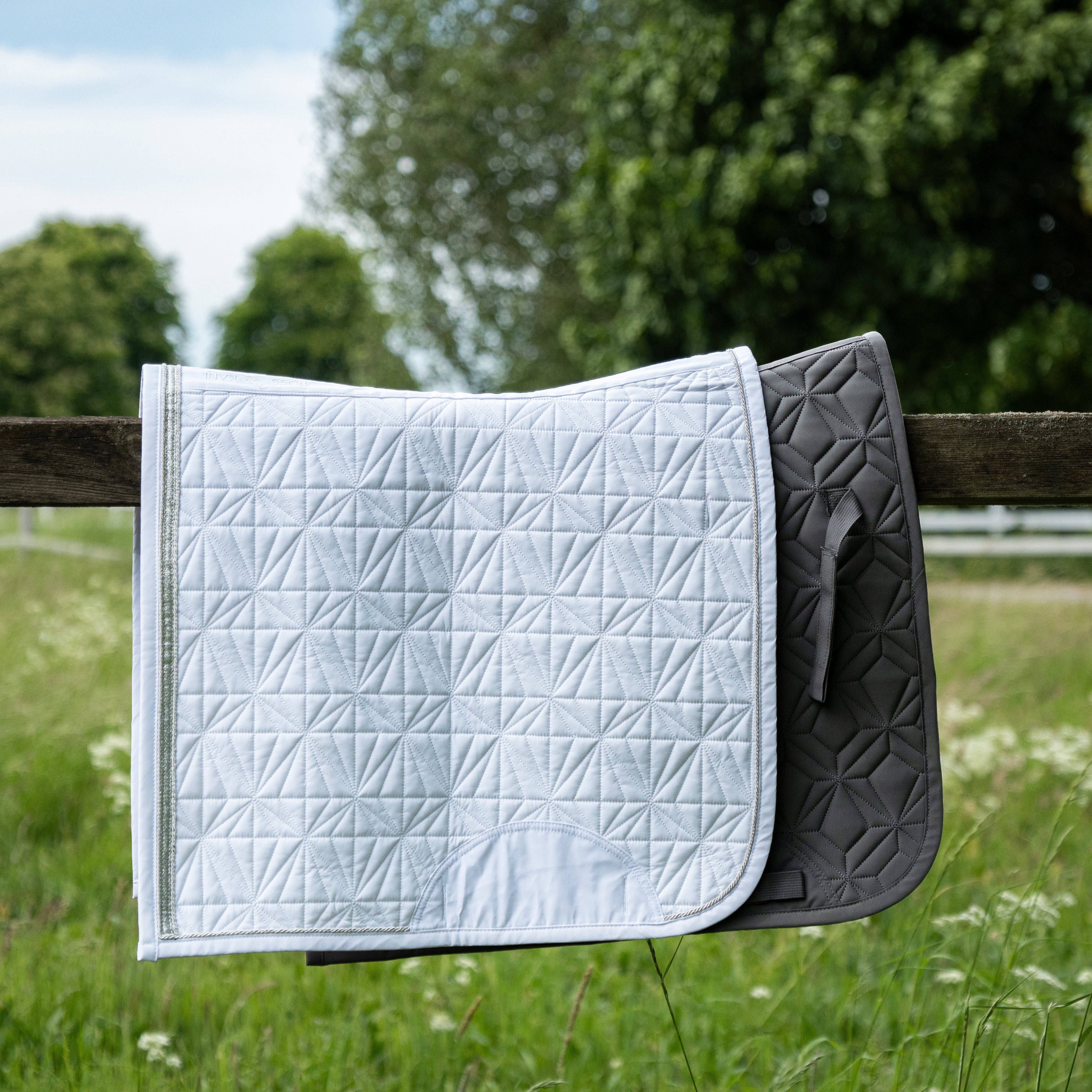 Graue Dressur-Schabracke und Dressur Cover weiß von ROSS KANI in Seitenansicht – passendes Set für jeden Ritt.