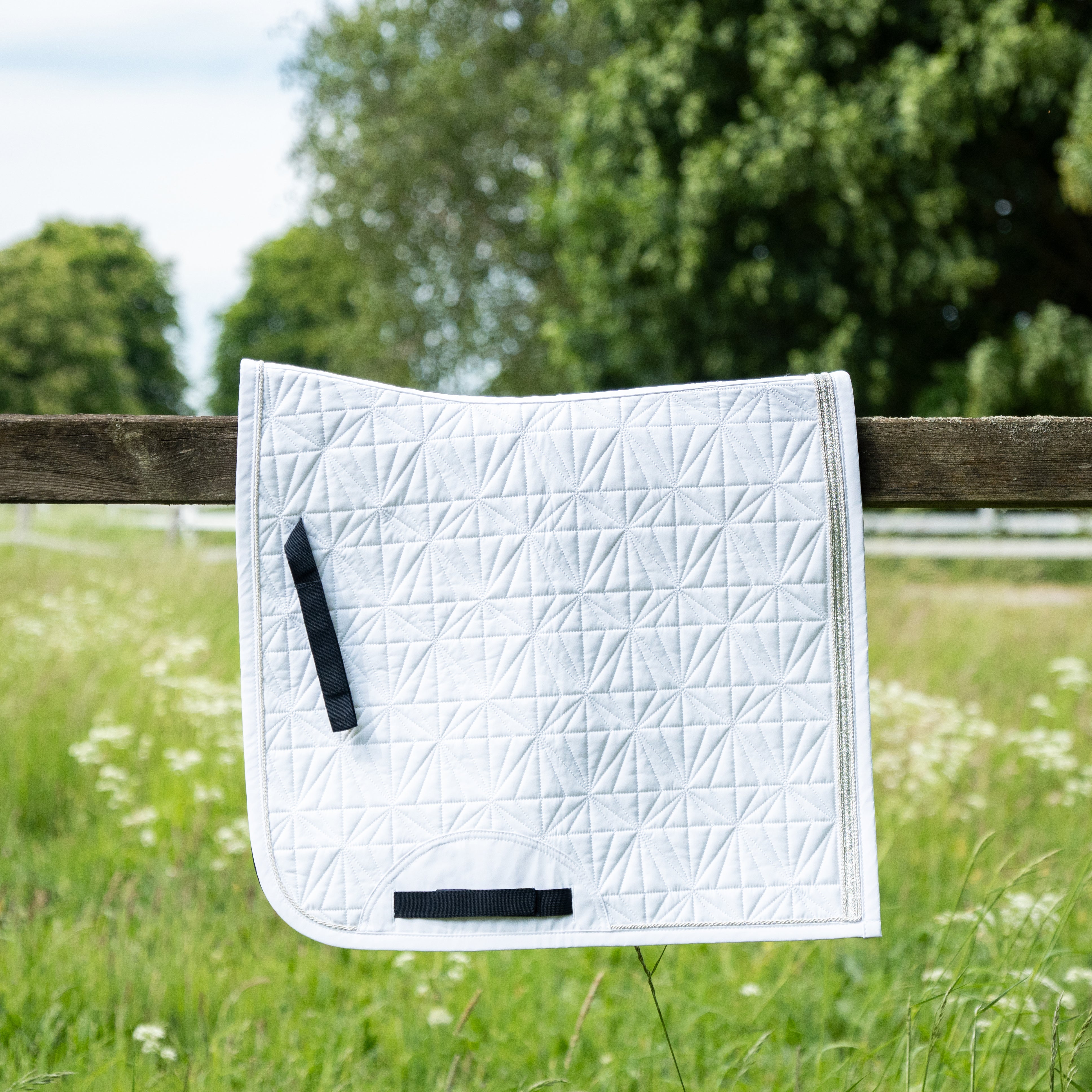 Weißes ROSS KANI Dressurschabracken-Cover in Seitenansicht – einzigartige Steppung und perfekte Passform.