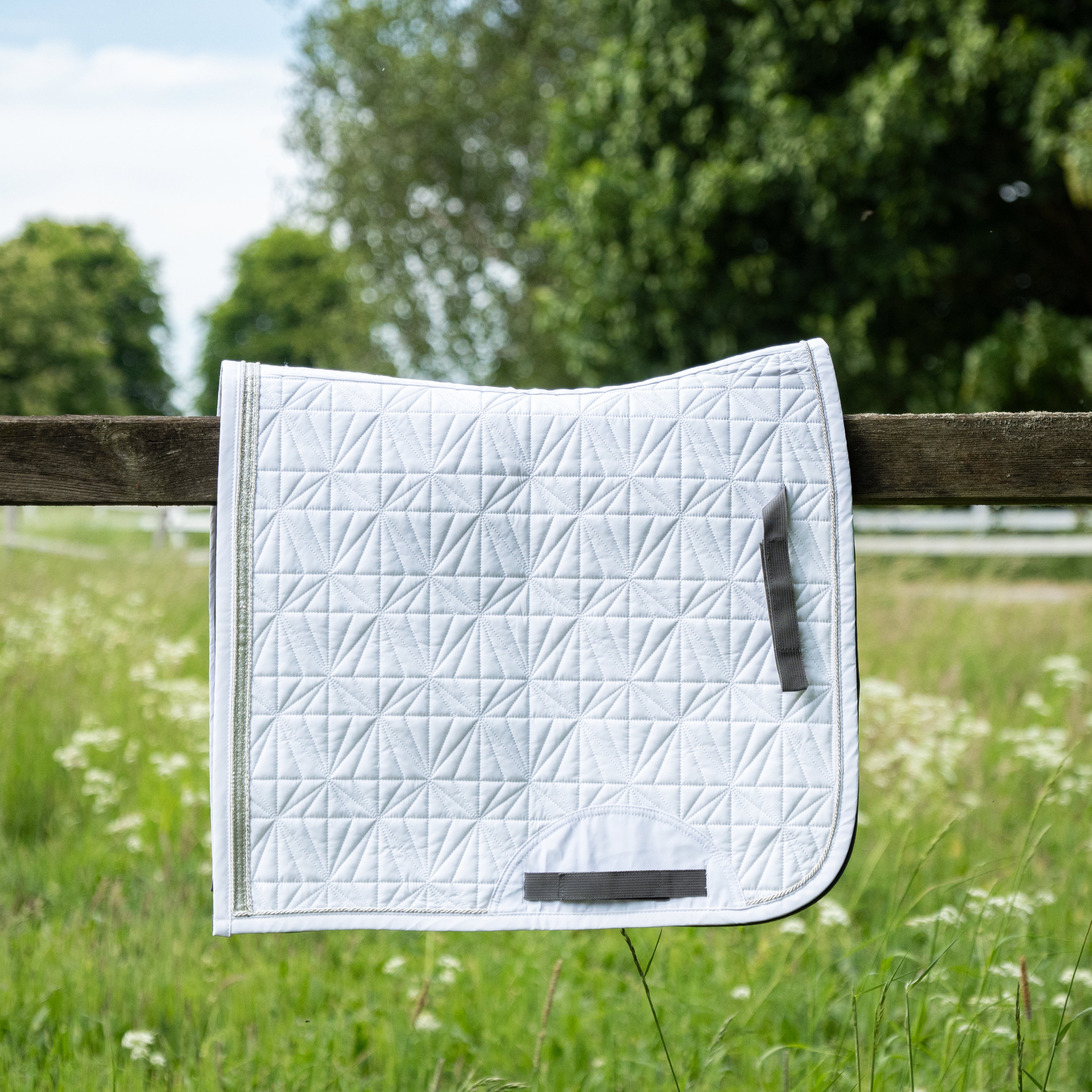 Weißes Dressur-Cover von ROSS KANI in Seitenansicht – elegante Steppung und anatomische Passform.