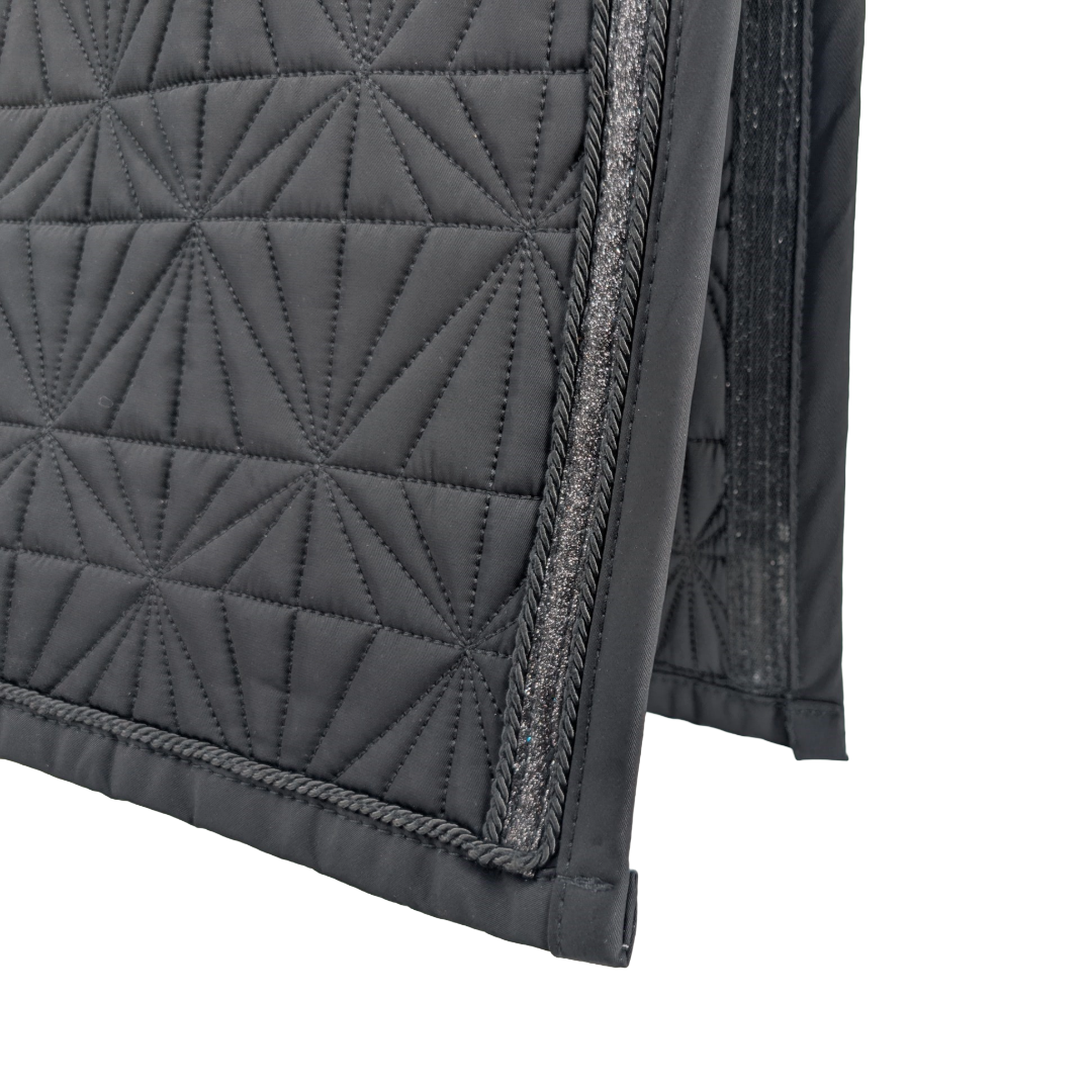 Detailansicht der Innenseite des schwarzen Schabracken-Cover von ROSS KANI – edle Steppung und glänzende Verarbeitung.