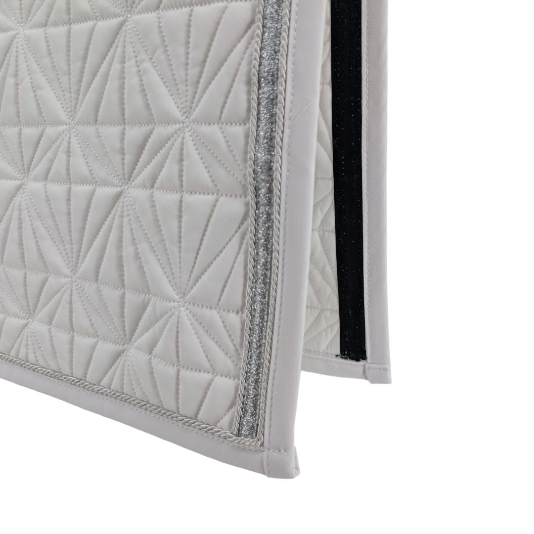 Detailansicht der Innenseite des weißen ROSS KANI Schabracken-Cover – edle Steppung und glänzende Verarbeitung.