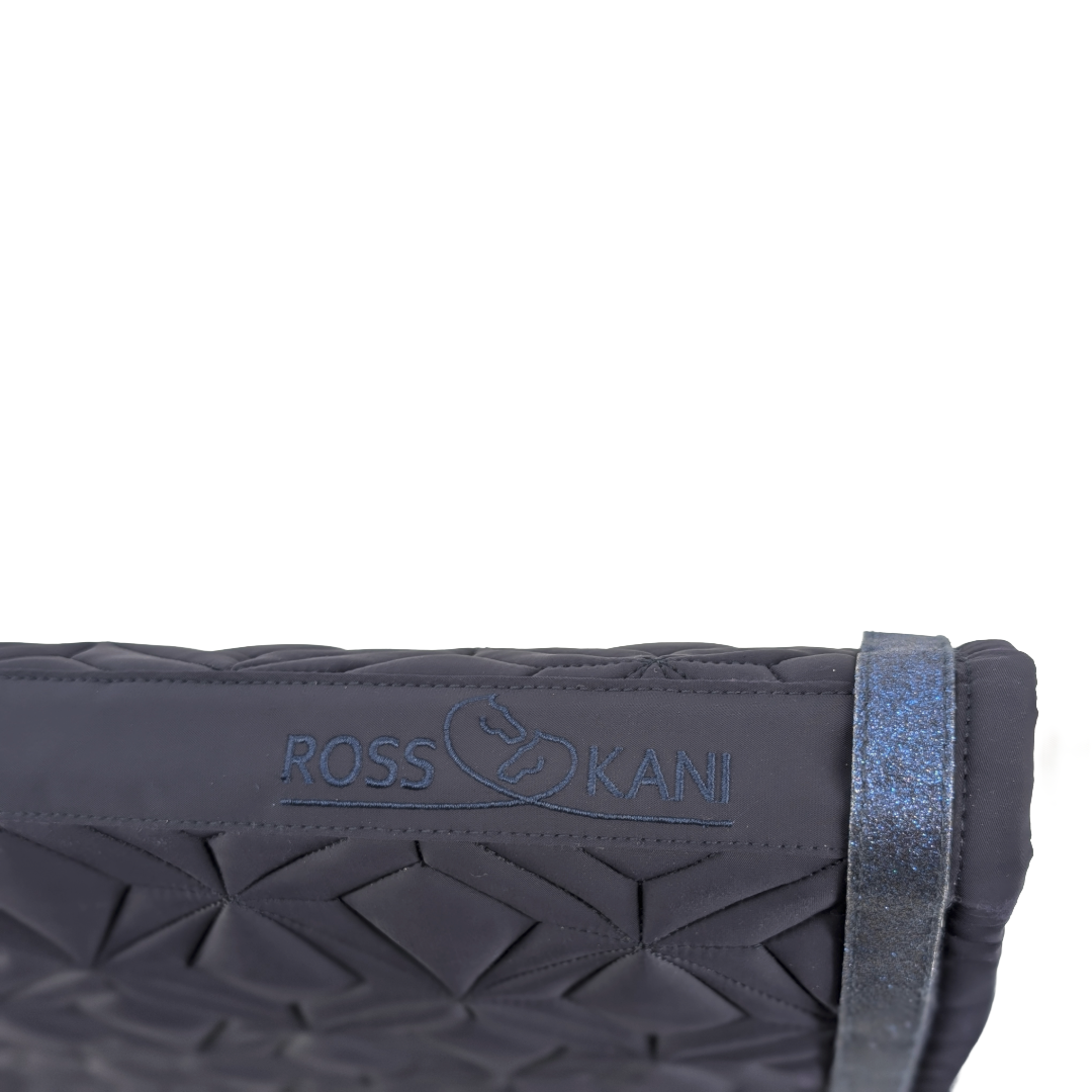Detailaufnahme des gesteppten ROSS KANI Logos auf der blauen Schabracke – hochwertig verarbeitet.