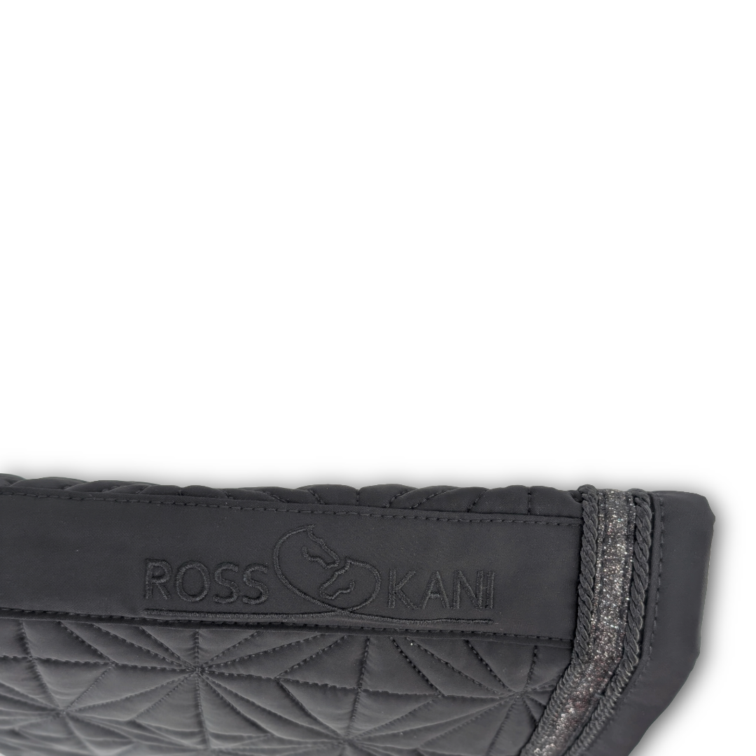 Detailaufnahme des gesteppten ROSS KANI Logos auf der schwarzen Schabracke – hochwertig verarbeitet.