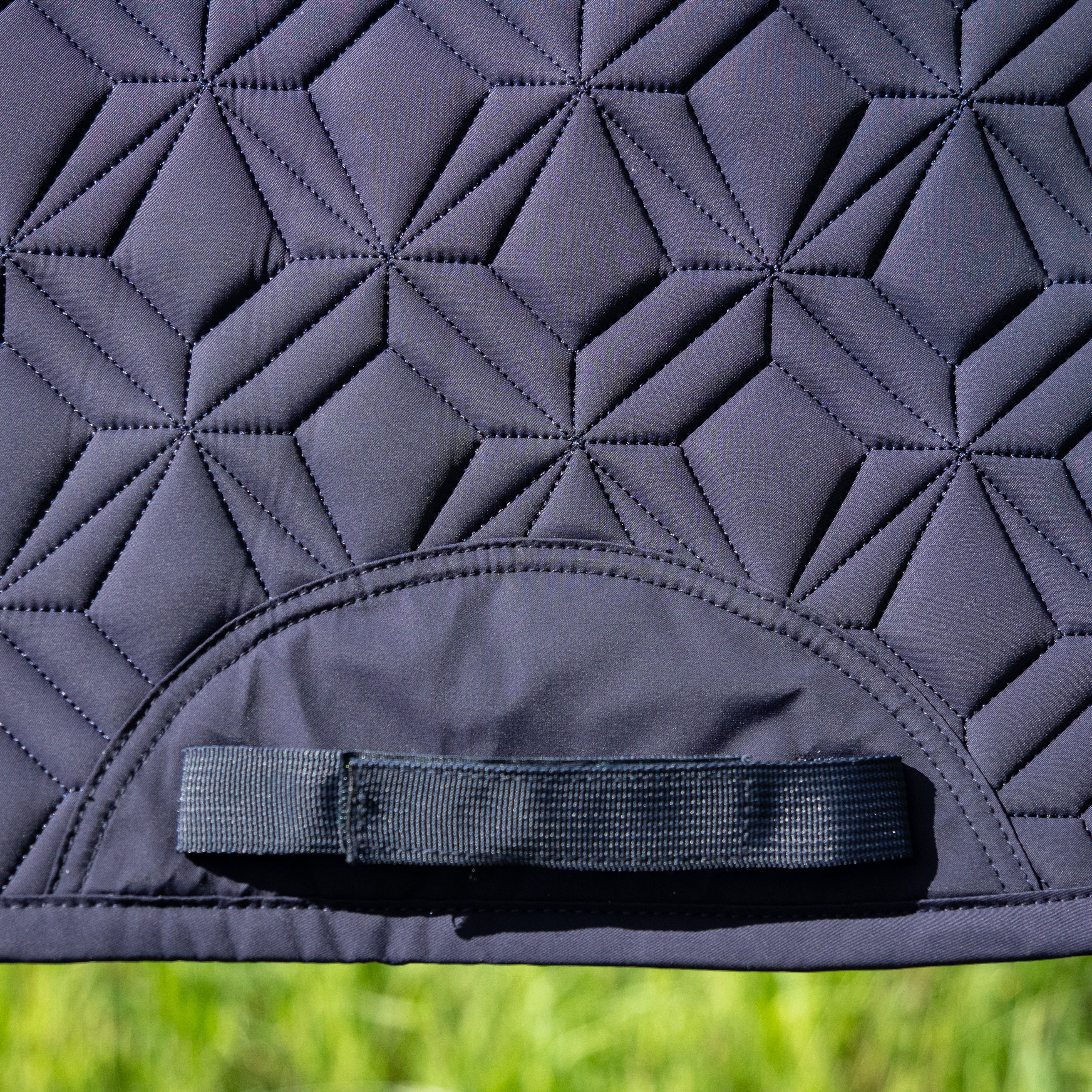 Nahaufnahme des Gurtbands der blauen Schabracke von ROSS KANI – stabile Befestigung für optimalen Halt.