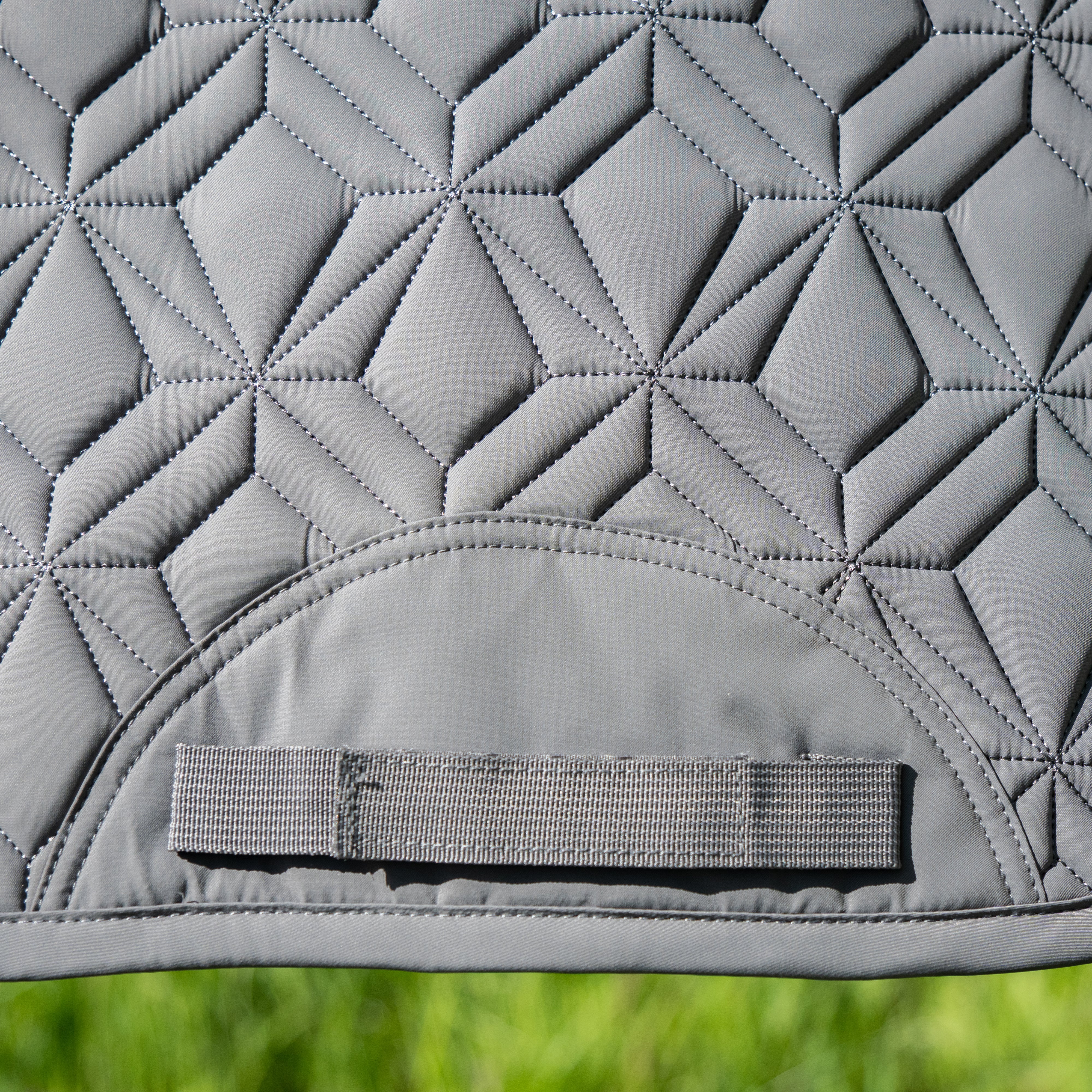 Nahaufnahme des Gurtbands der grauen ROSS KANI Schabracke – stabile Befestigung für optimalen Halt.