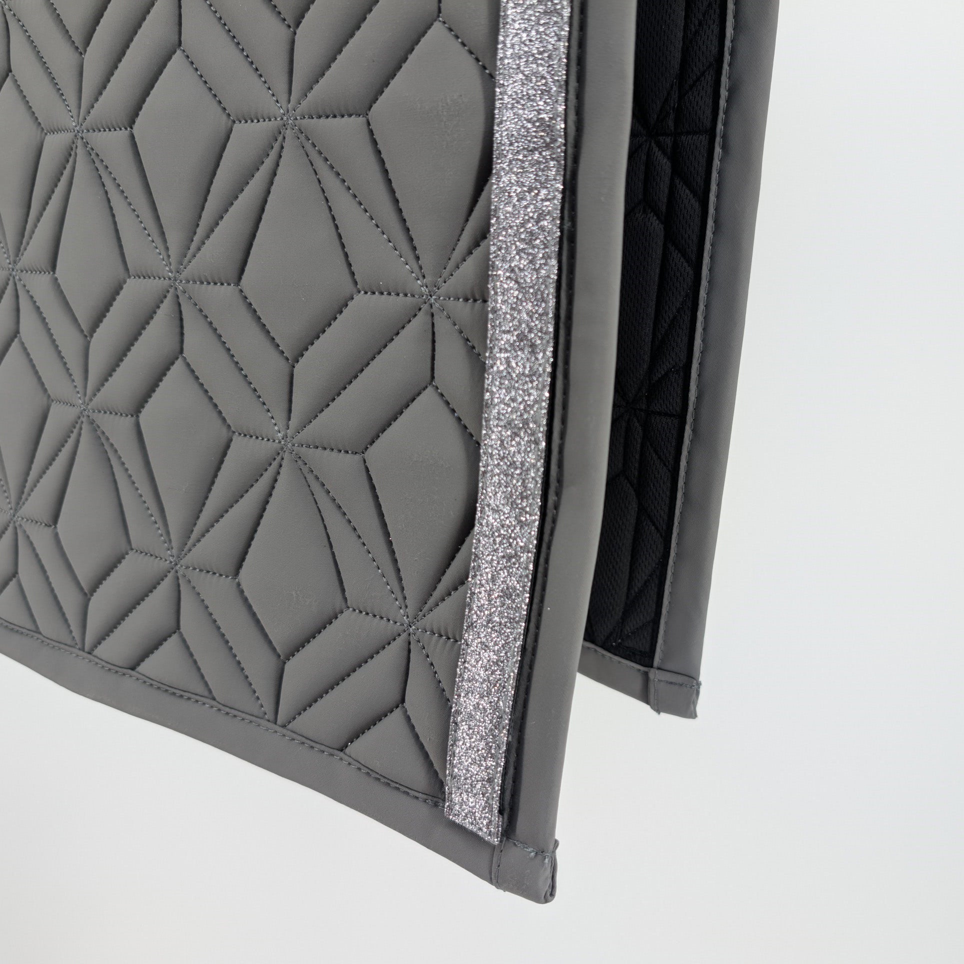 Detailansicht der Innenseite der grauen Schabracke von ROSS KANI – atmungsaktives Material und hochwertige Verarbeitung.