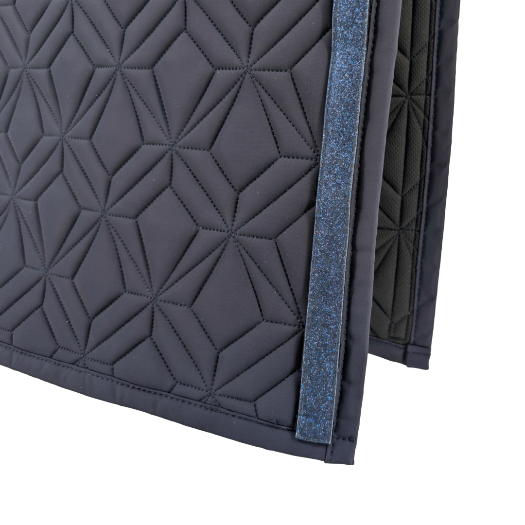 Detailansicht der Innenseite der blauen Schabracke von ROSS KANI – atmungsaktives Material und hochwertige Verarbeitung.