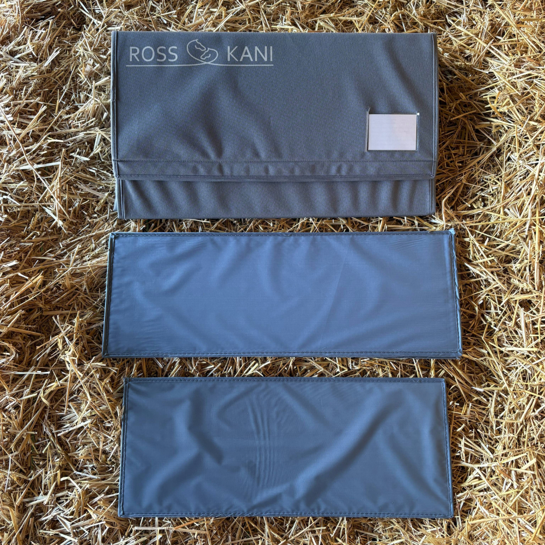 Modulares Innenleben der ROSS KANI Aufbewahrungsbox für Schabracken – textile Einlegeelemente und Box in Grau, dargestellt auf Stroh.