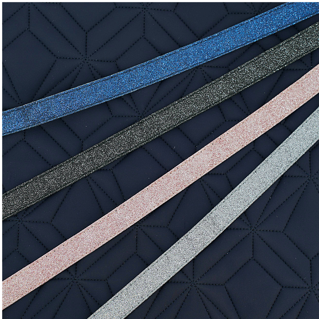 ROSS KANI Schabracke in Blau mit austauschbaren Glitzerbändern in Blau, Schwarz, Rosa und Silber – hochwertige Schabracke mit edlem Design und personalisierbarer Glitzerkante.