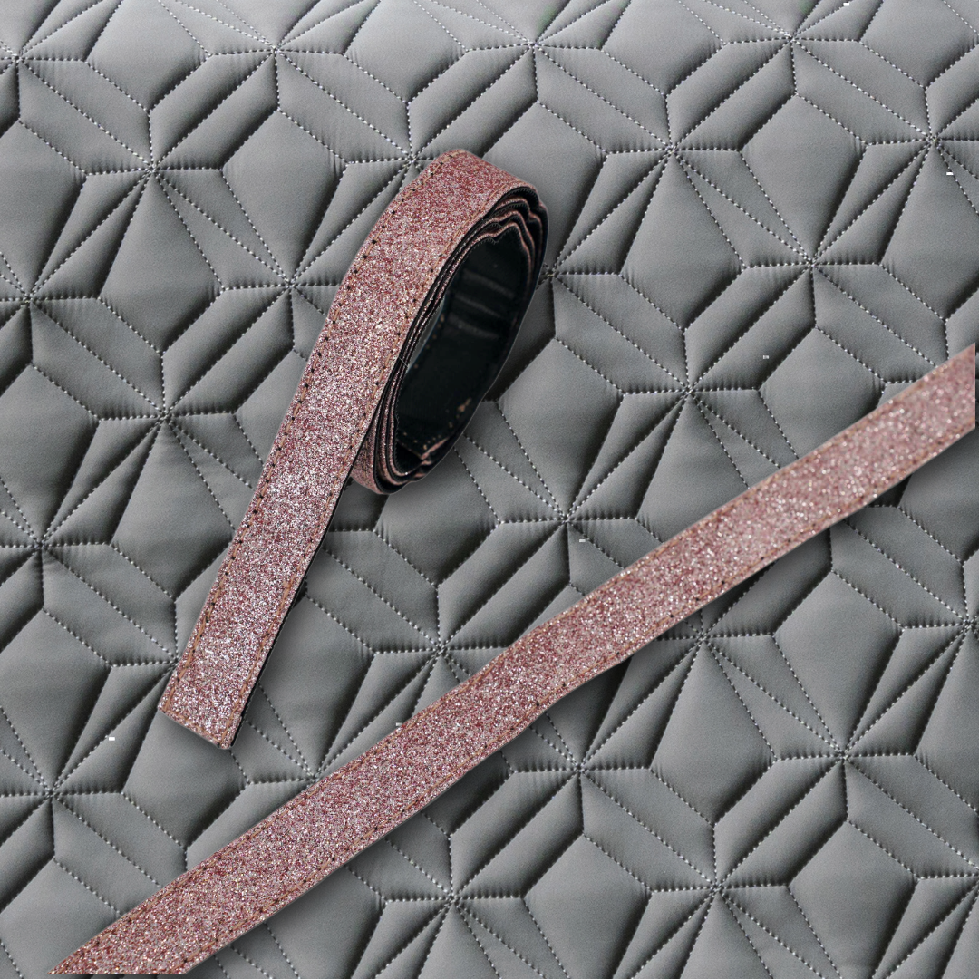 Glitzernde rosa Klettbänder auf der grauen Schabracke für den Reitsport – hochwertiges, strapazierfähiges Klettband zur sicheren Befestigung an Schabracken von ROSS KANI, ideal für Turnier und Alltag.
