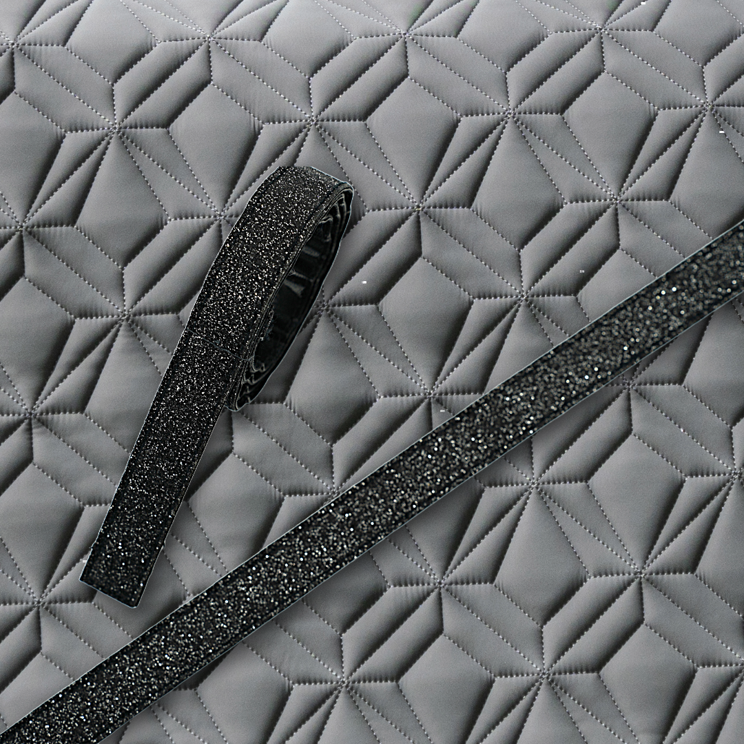 Glitzernde schwarze Klettbänder auf der grauen Schabracke für den Reitsport – hochwertiges, strapazierfähiges Klettband zur sicheren Befestigung an Schabracken von ROSS KANI, ideal für Turnier und Alltag.