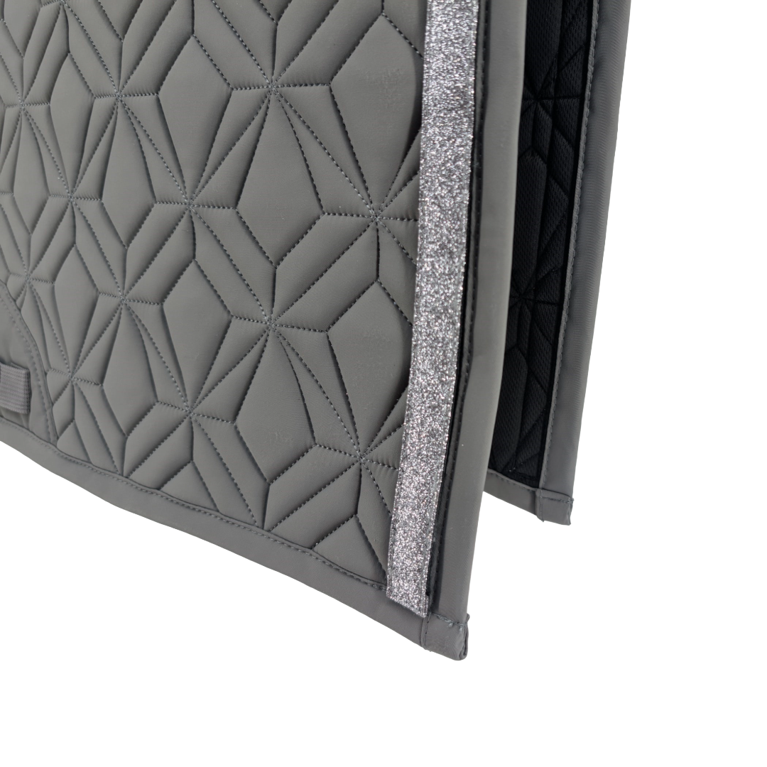 Detailansicht der Innenseite der grauen Schabracke von ROSS KANI – atmungsaktives Material und saubere Verarbeitung.