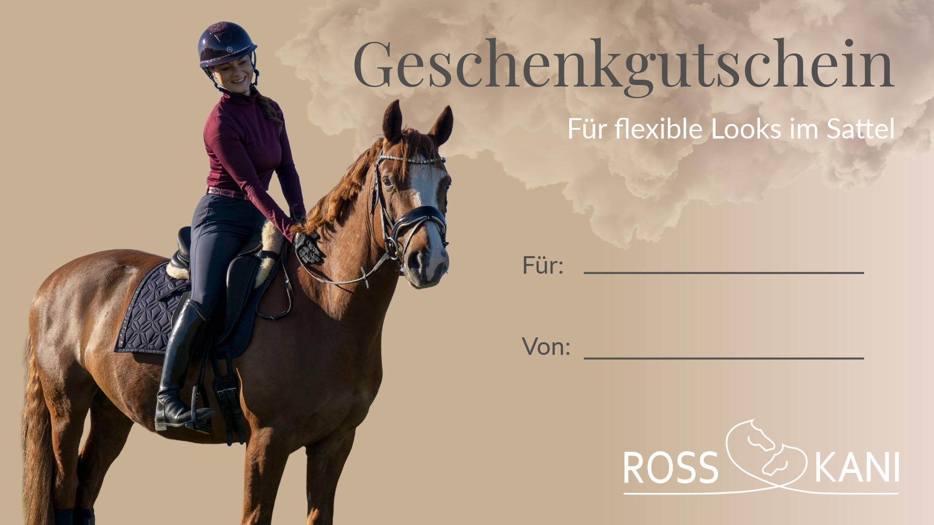 Blaue Dressurschabracke von ROSS KANI mit schwarzem Glitzerband liegt auf einem fuchsfarbenen Pferd – Reiterin sitzt auf dem Pferd.