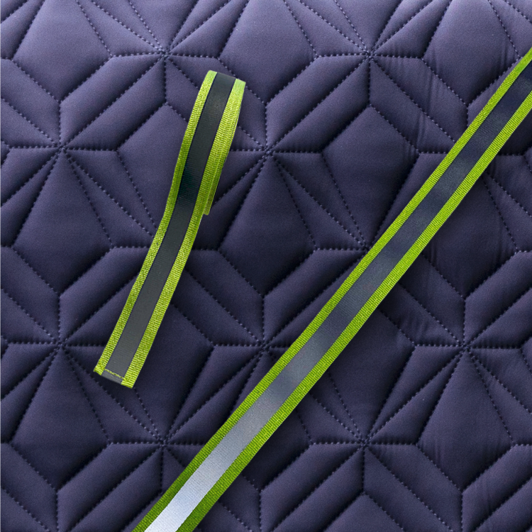 Reflektierende Klettbänder in Neonfarbe auf der blauen Schabracke für den Reitsport – hochwertiges, strapazierfähiges Klettband zur sicheren Befestigung an Schabracken von ROSS KANI, ideal für Sichtbarkeit in der dunklen Jahreszeit.