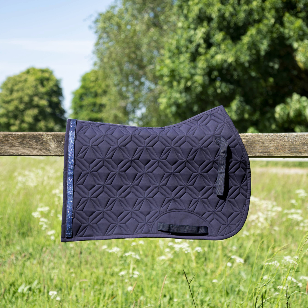 Blaue ROSS KANI Spring-Schabracke in Seitenansicht – elegante Steppung und anatomische Passform.