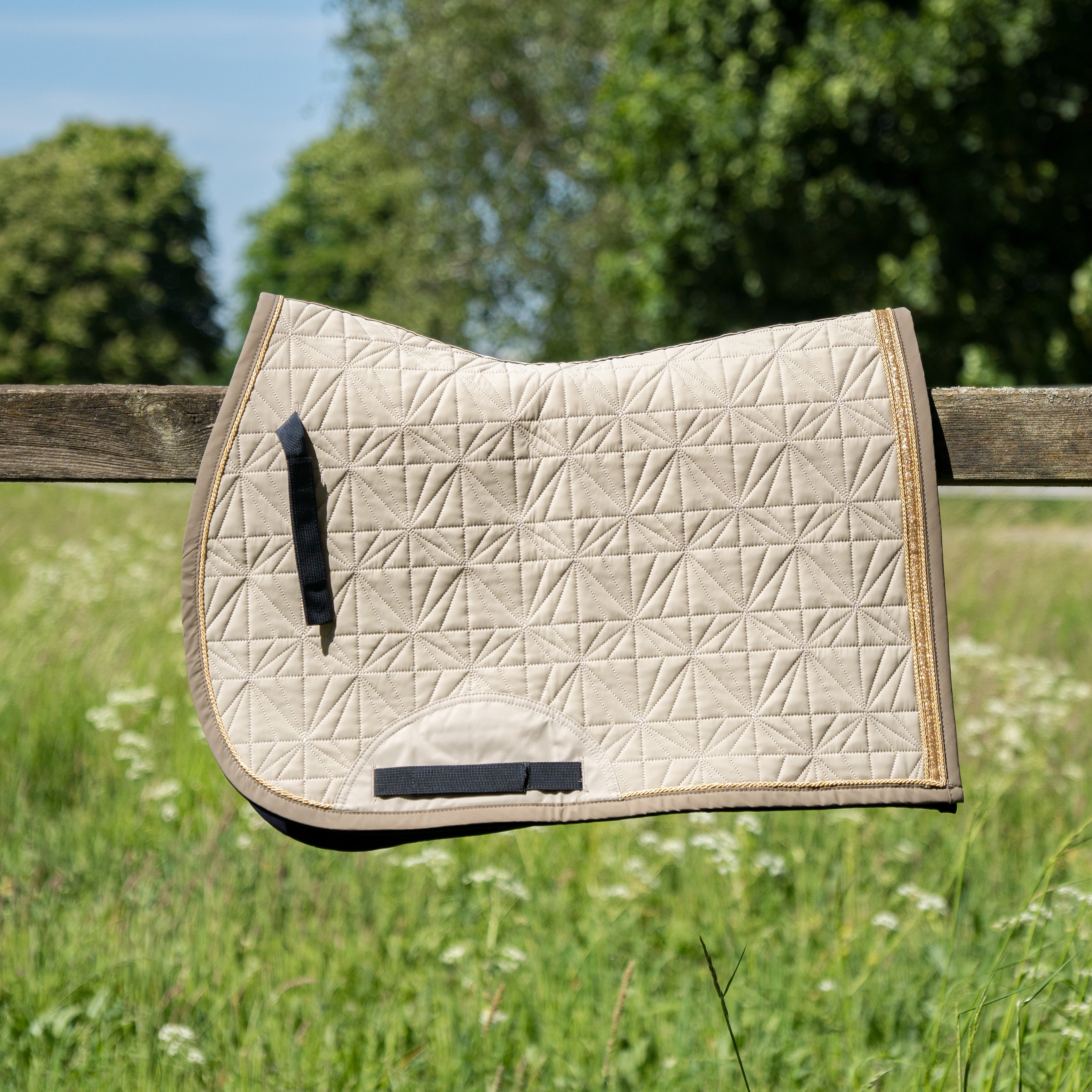 Beige ROSS KANI Springcover für die Schabracke in Seitenansicht – einzigartige Steppung und perfekte Passform.