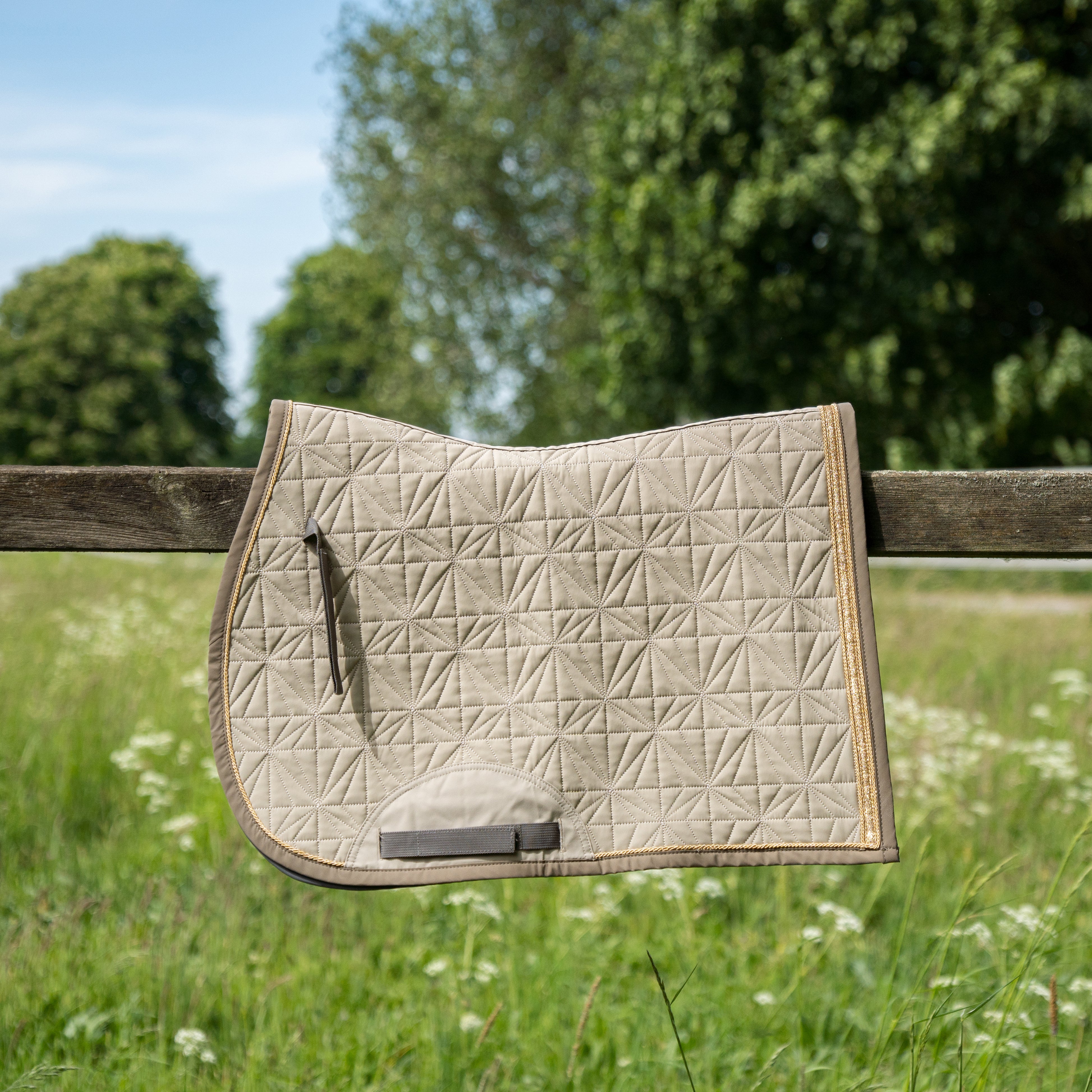 ROSS KANI Spring-Cover beige in Seitenansicht – einzigartige Steppung und perfekte Passform.