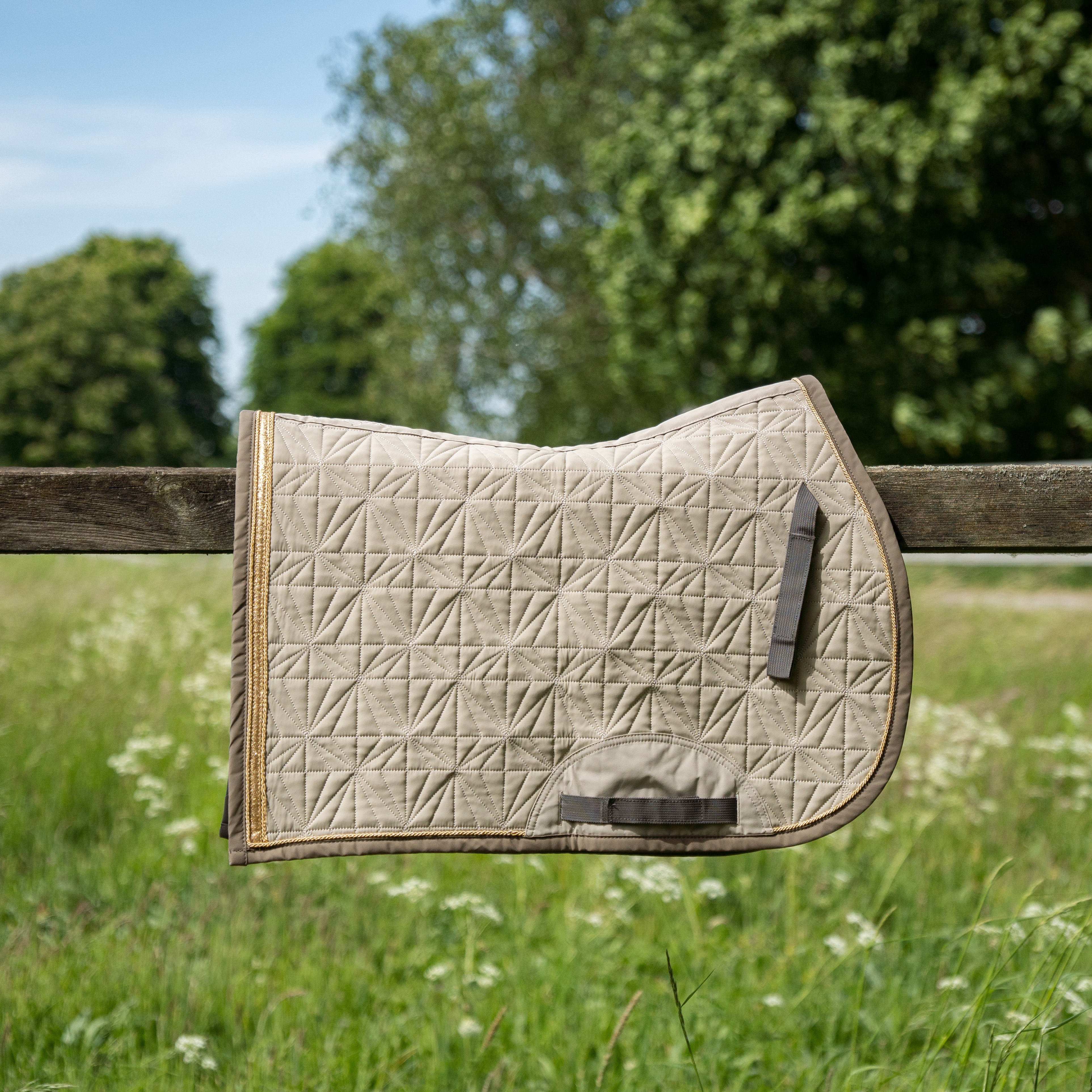 Beige Springschabracken-Cover von ROSS KANI in Seitenansicht – elegante Steppung und anatomische Passform.