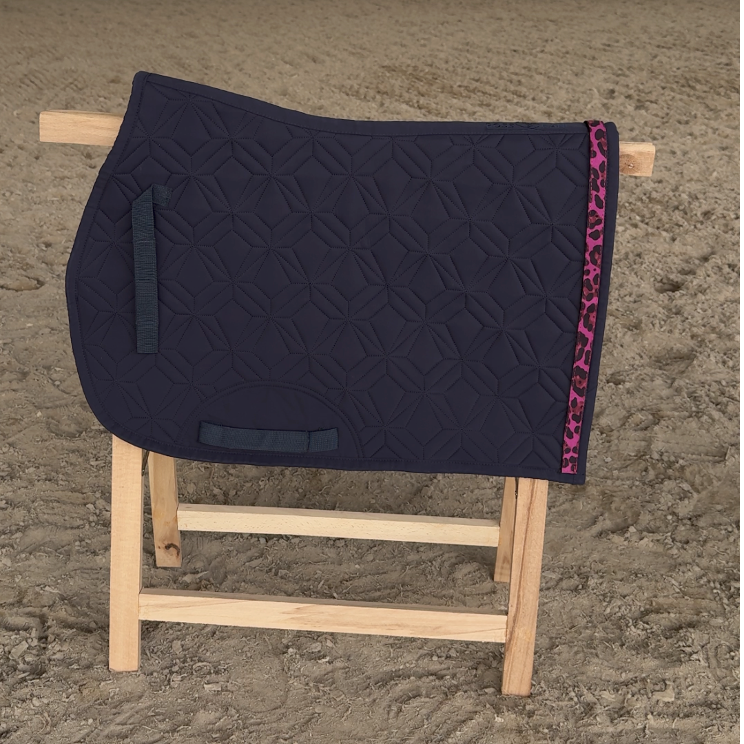 Graue ROSS KANI Spring-Schabracke mit Diamant Steppung und austauschbarem Klettband in pinkfarbenem Leomuster