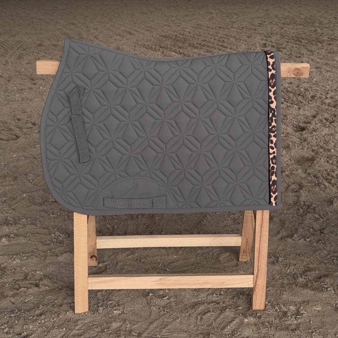 Graue ROSS KANI Spring-Schabracke mit Diamant Steppung und austauschbarem Klettband in Leomuster beige