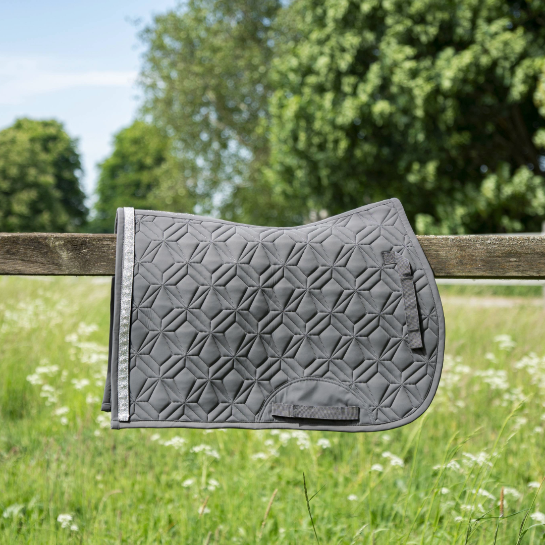 Graue Spring-Schabracke von ROSS KANI in Seitenansicht – elegante Steppung und anatomische Passform.