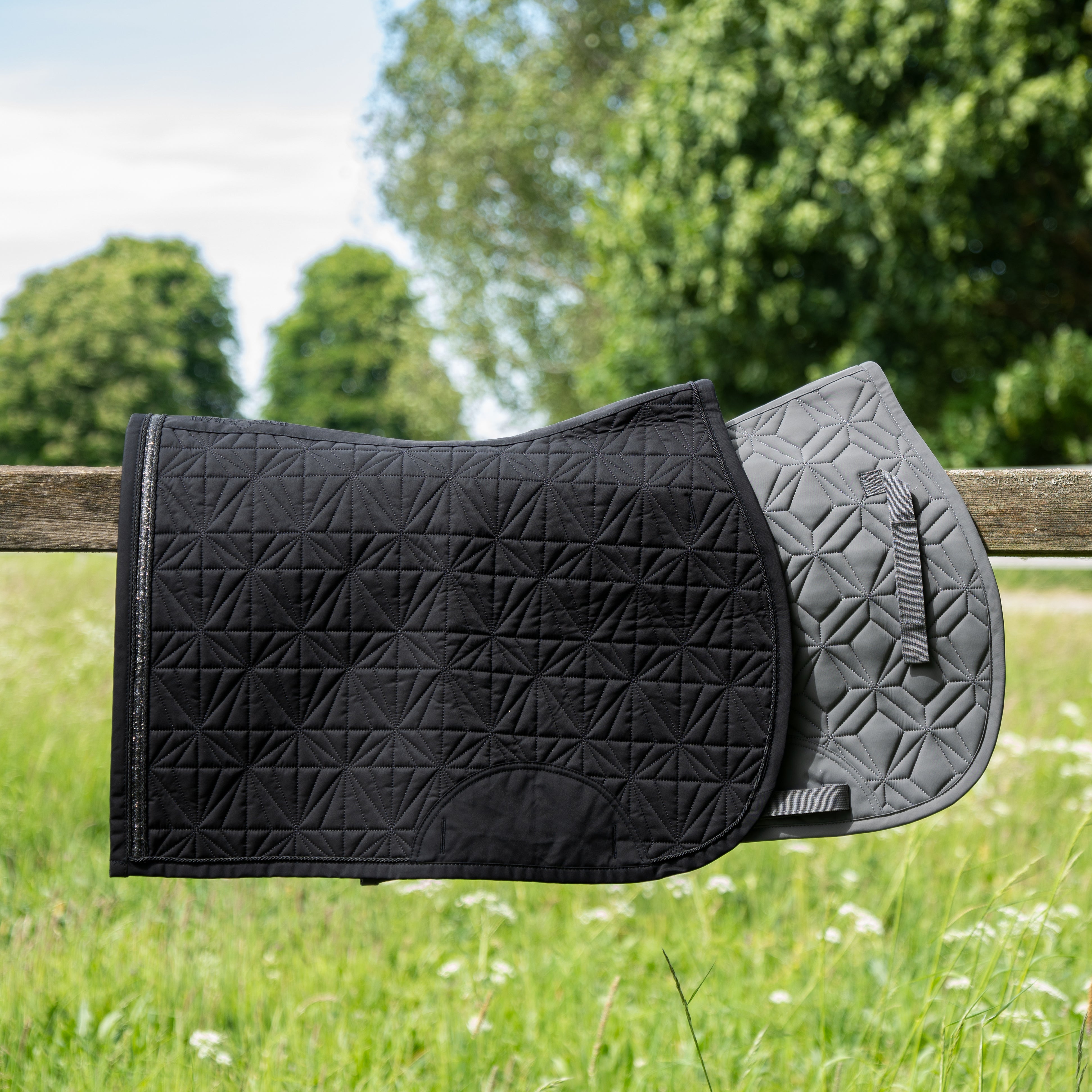 Graue Springschabracke und Cover Springen schwarz von ROSS KANI in Seitenansicht – passendes Set für jeden Ritt.