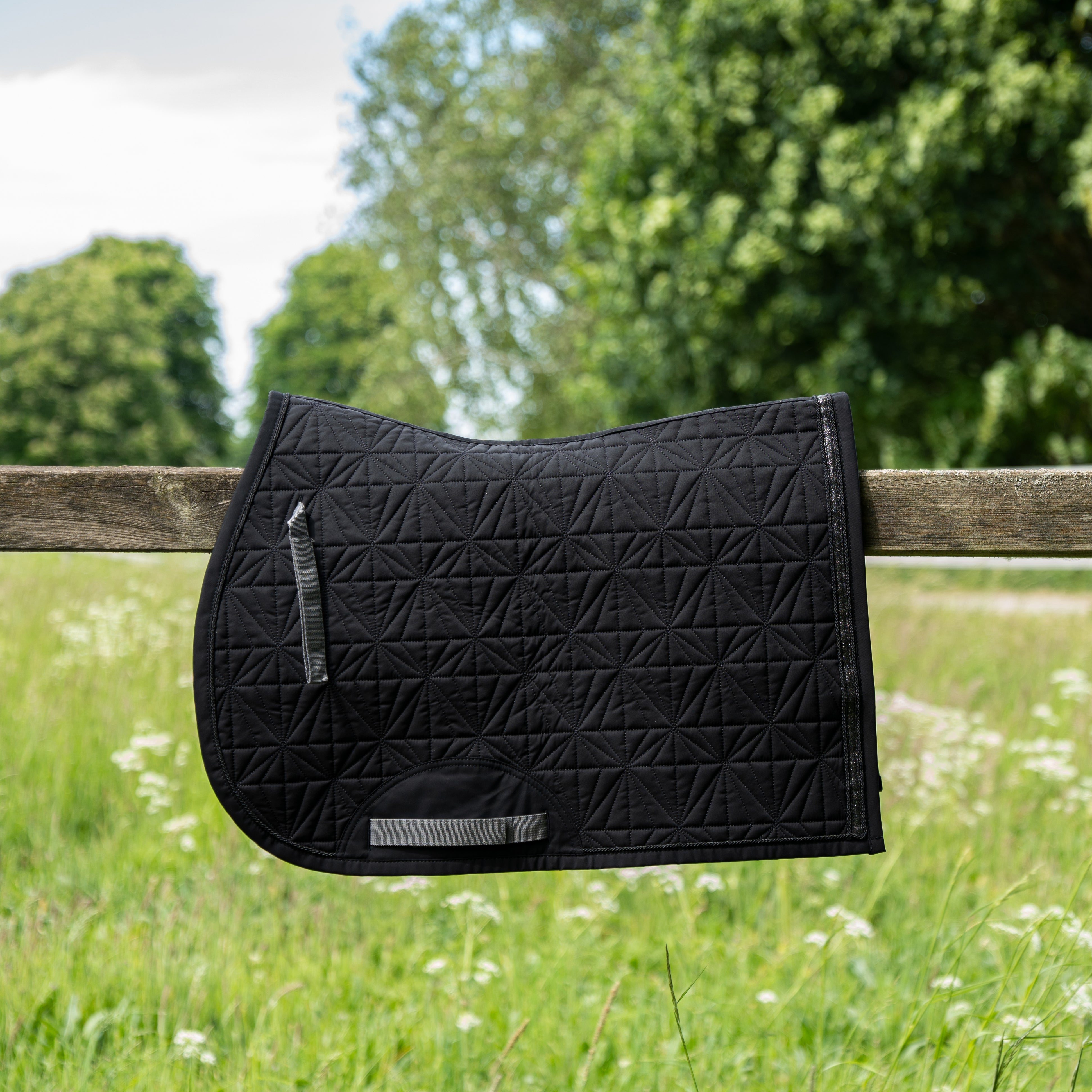 Schwarze ROSS KANI Springcover für die Schabracke in Seitenansicht – einzigartige Steppung und perfekte Passform.