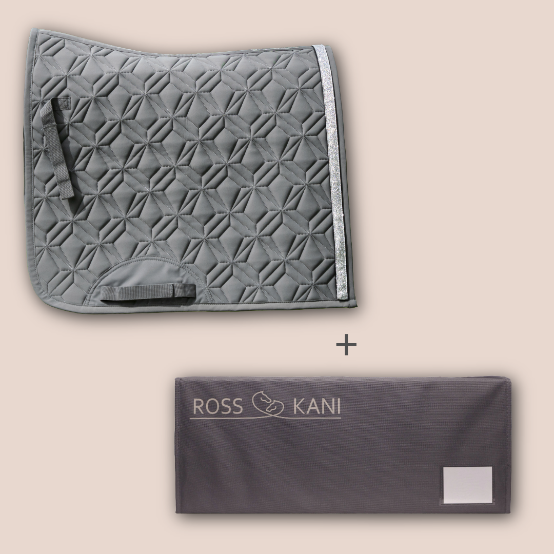 Graue Dressurschabracke mit Diamantsteppung und Aufbewahrungsbox für Schabracken von ROSS KANI vor roséfarbenem Hintergrund.