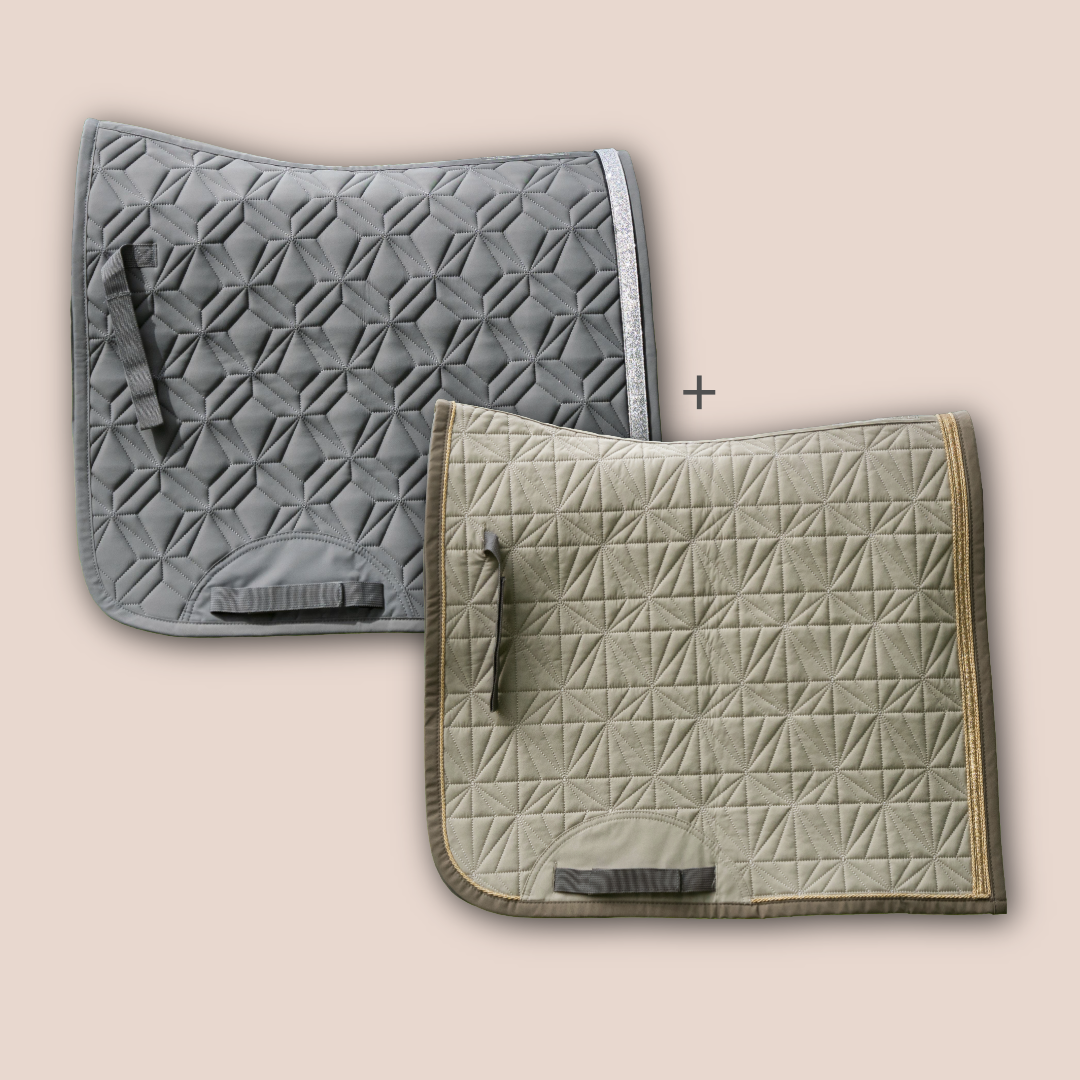 Graue Dressurschabracke und beiges Dressur-Cover von ROSS KANI vor roséfarbenem Hintergrund mit Diamant- und Rautensteppung.