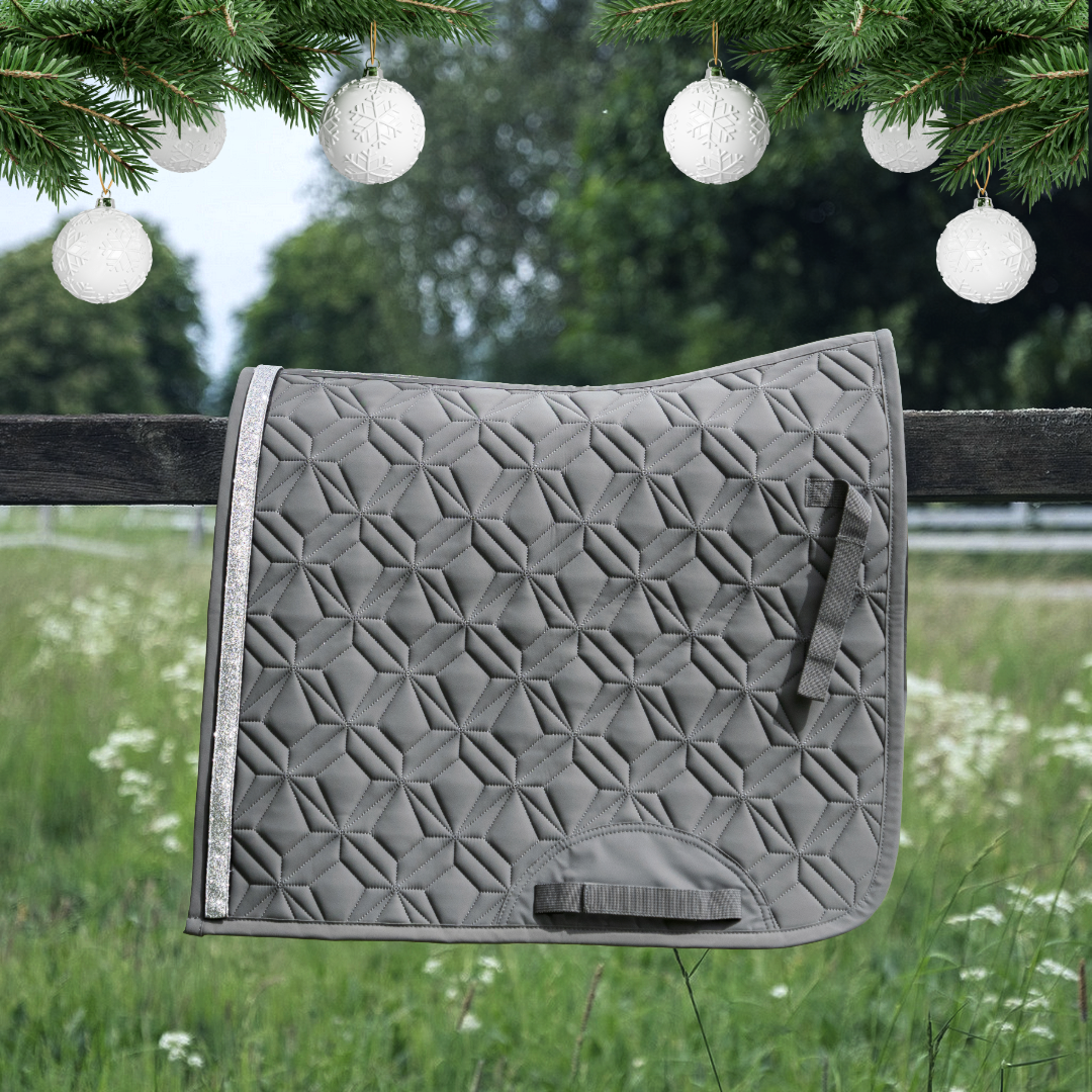 Graue ROSS KANI Dressur-Schabracke in Seitenansicht – elegante Steppung und anatomische Passform.