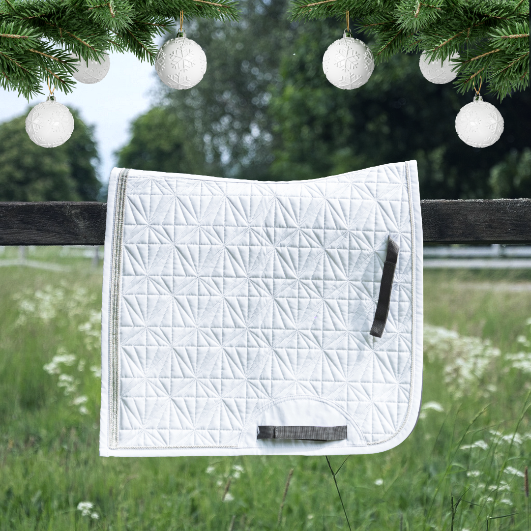 Weißes Dressur-Cover von ROSS KANI in Seitenansicht – elegante Steppung und anatomische Passform.