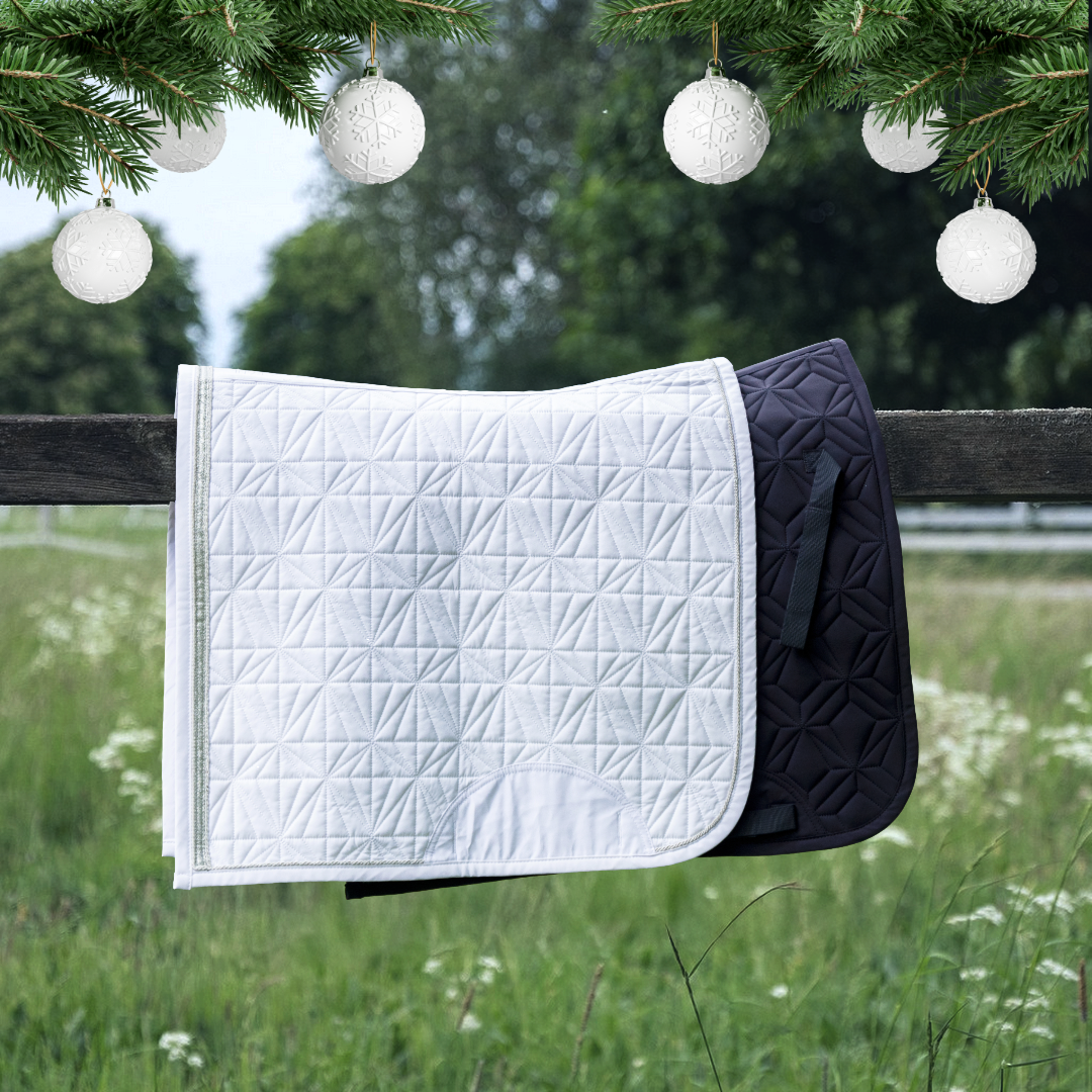 Blaue Dressur-Schabracke und Dressur Cover weiß von ROSS KANI in Seitenansicht – passendes Set für jeden Ritt.