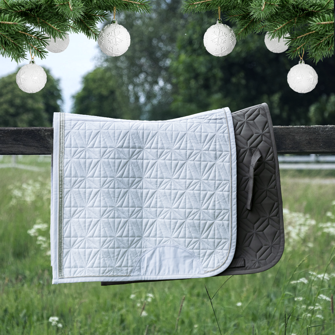 Graue Dressur-Schabracke und Dressur Cover weiß von ROSS KANI in Seitenansicht – passendes Set für jeden Ritt.