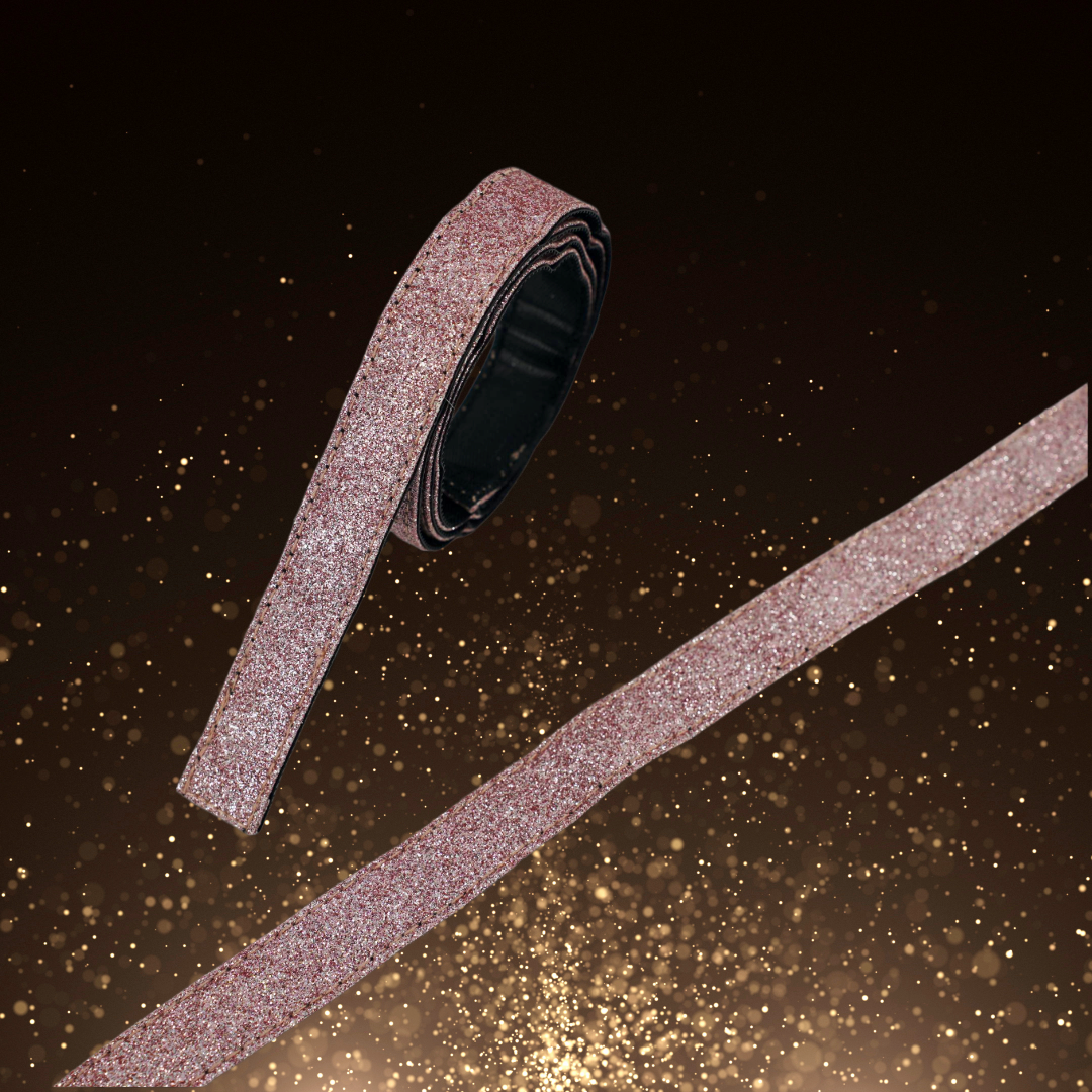 Glitzernde rosa Klettbänder auf goldglitzerndem Hintergrund – hochwertiges, strapazierfähiges Klettband zur sicheren Befestigung an Schabracken von ROSS KANI, ideal für Turnier und Alltag.