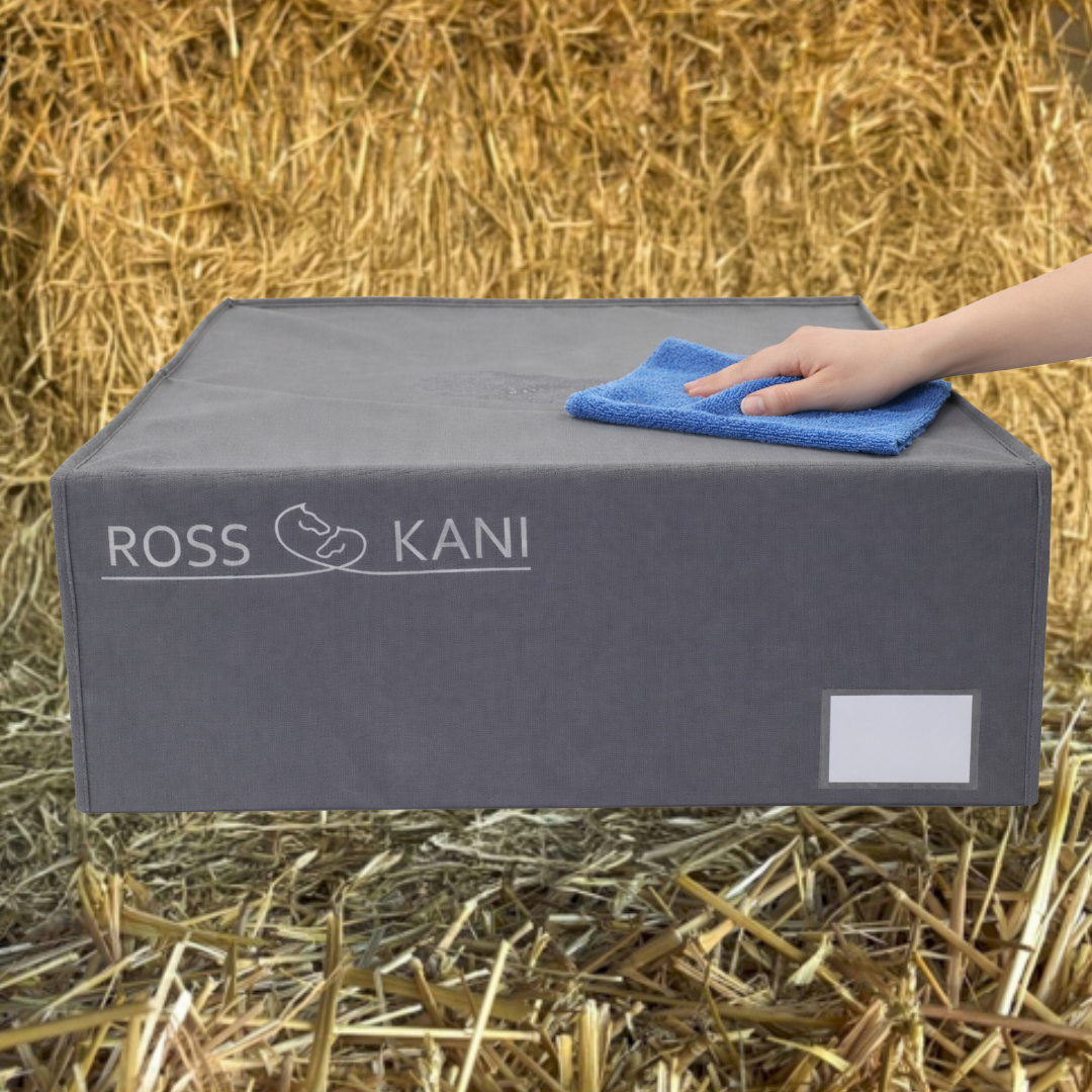 Stabile ROSS KANI Aufbewahrungsbox für 5 Schabracken im geschlossenen Zustand. Auf der Box sieht man eine Hand mit Reinigungstuch vor einem Strohhintergrund.