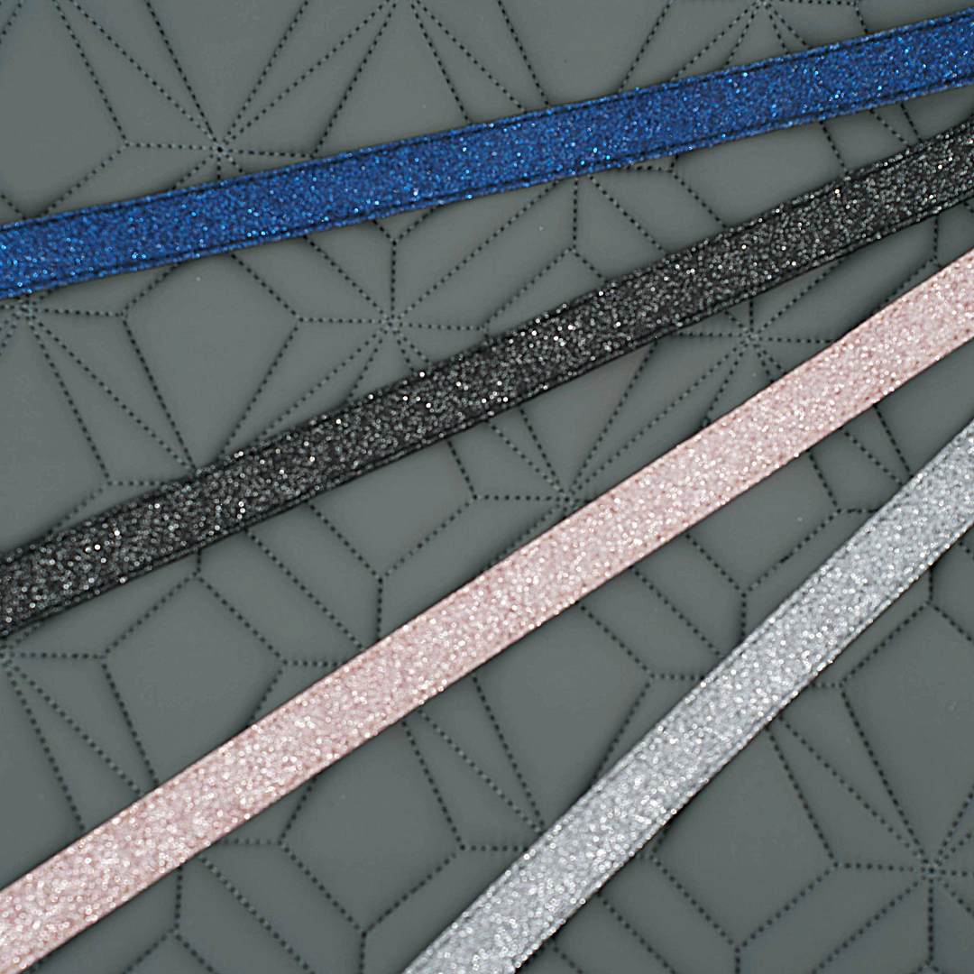 ROSS KANI Schabracke in Grau mit austauschbaren Glitzerbändern in Blau, Schwarz, Rosa und Silber – hochwertige Schabracke mit edlem Design und personalisierbarer Glitzerkante.