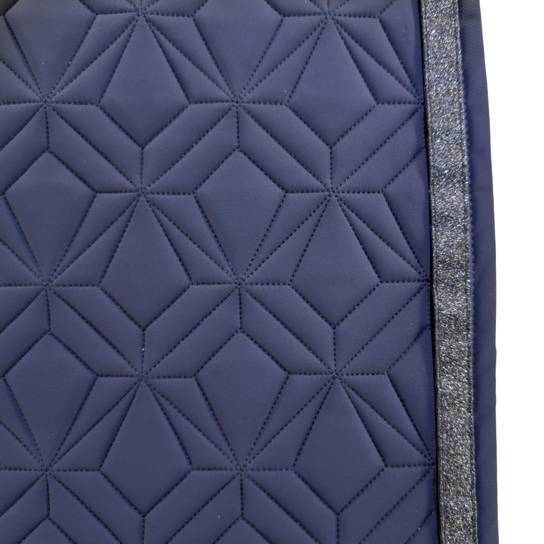 Detailansicht der navyfarbenen ROSS KANI Schabracke mit geometrischem Steppmuster und schwarzem Glitzerband – elegantes Design für stilbewusste Reiterinnen.