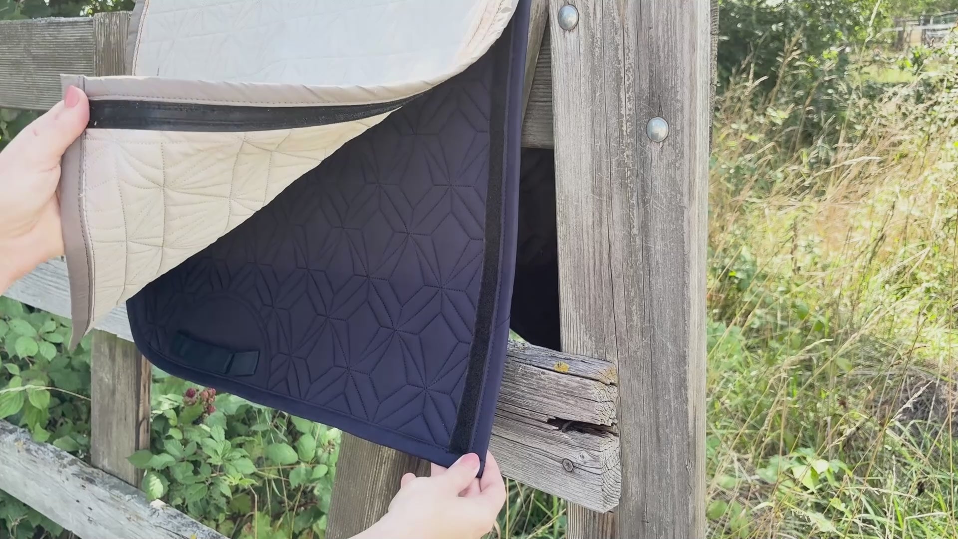 Video: Beiges Cover von ROSS KANI wird auf der blauen Schabracke befestigt – einfache Handhabung.