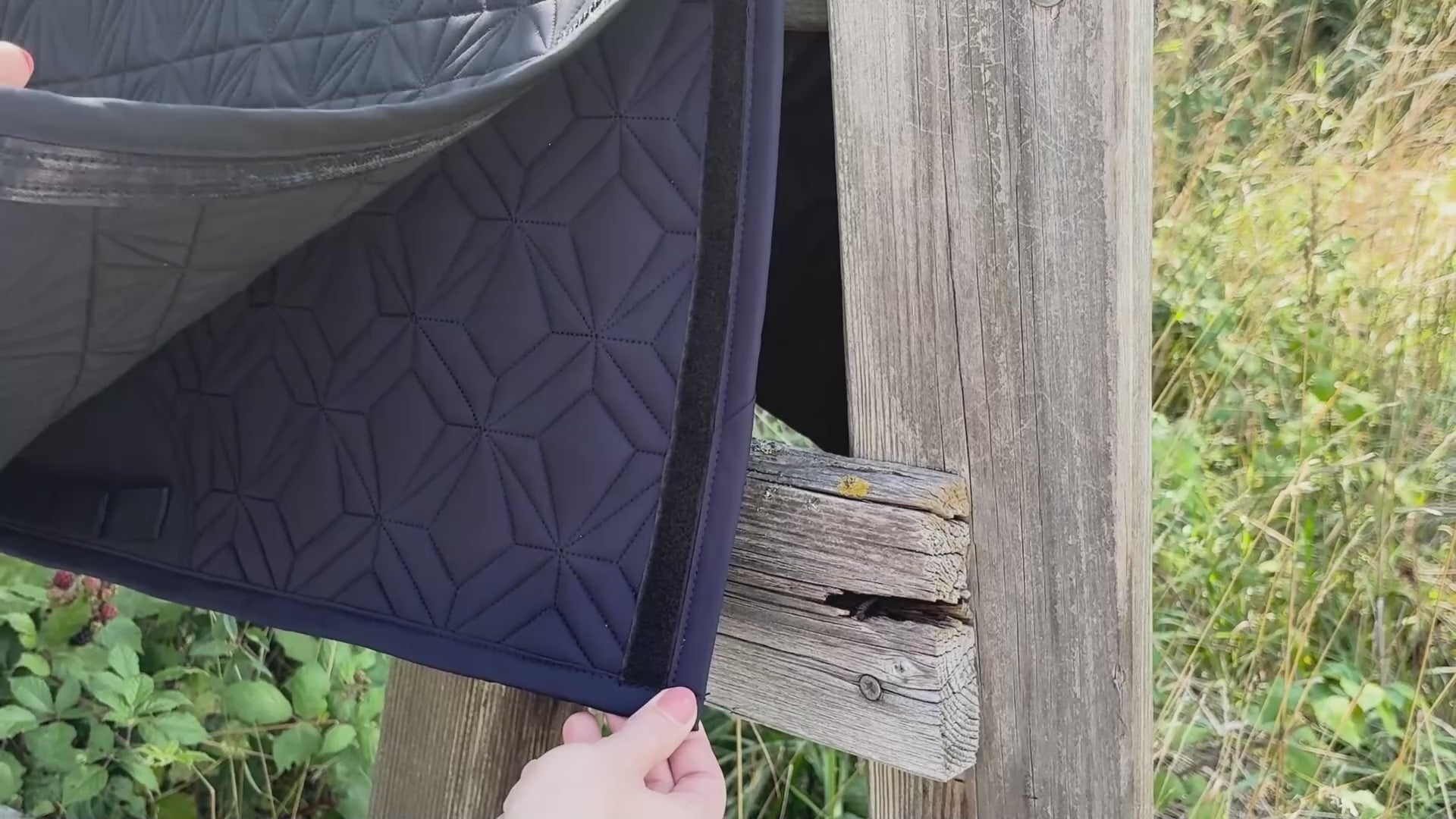 Video: Schwarzes ROSS KANI Cover wird auf der blauen Schabracke befestigt – einfache Handhabung.