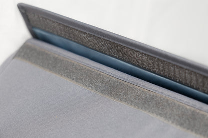 Nahaufnahme des Klettverschlusses einer grauen Schabrackenbox von ROSS KANI – zeigt die hochwertige Verarbeitung und praktische Verschlusslösung.